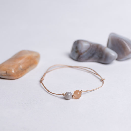 Mama Kollektion Armband mit Botswana Achat und rosé Mondstein – handgefertigt auf Nylonband mit je einer 6mm Perle