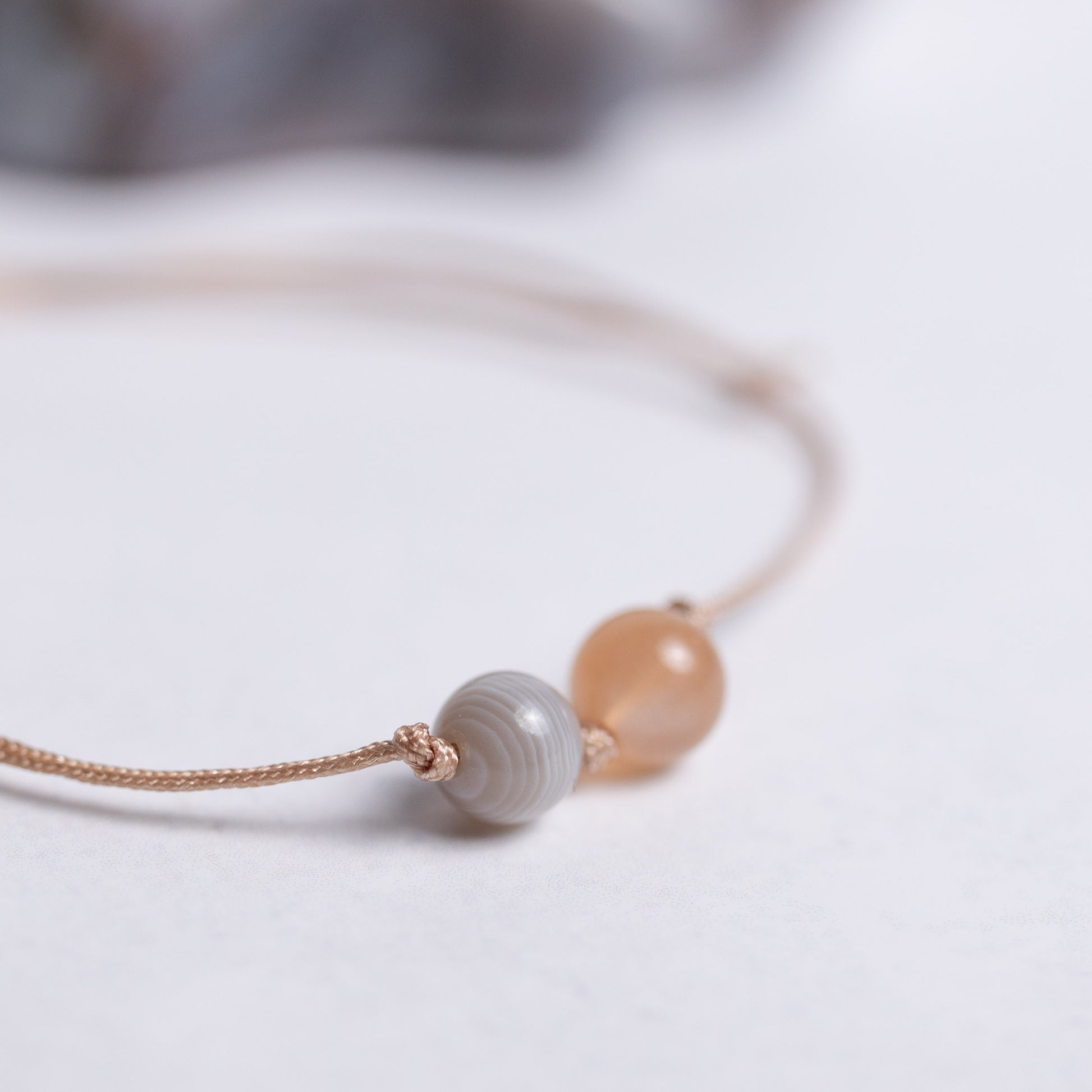 Mama Kollektion Armband mit Botswana Achat und rosé Mondstein – handgefertigt auf Nylonband mit je einer 6mm Perle