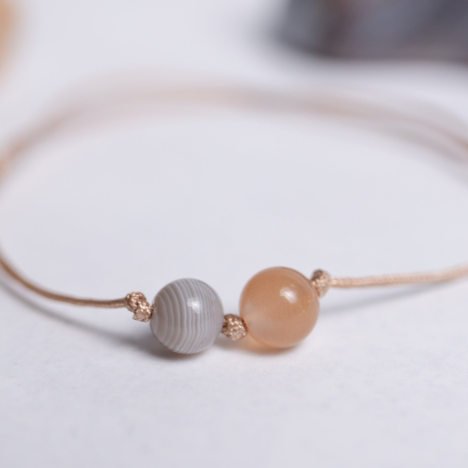 Mama Kollektion Armband mit Botswana Achat und rosé Mondstein – handgefertigt auf Nylonband mit je einer 6mm Perle