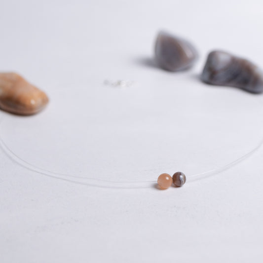 Mama Kollektion Kette mit Botswana Achat und rosé Mondstein – zarte transparente Nylonkette mit je einer 6mm Perle