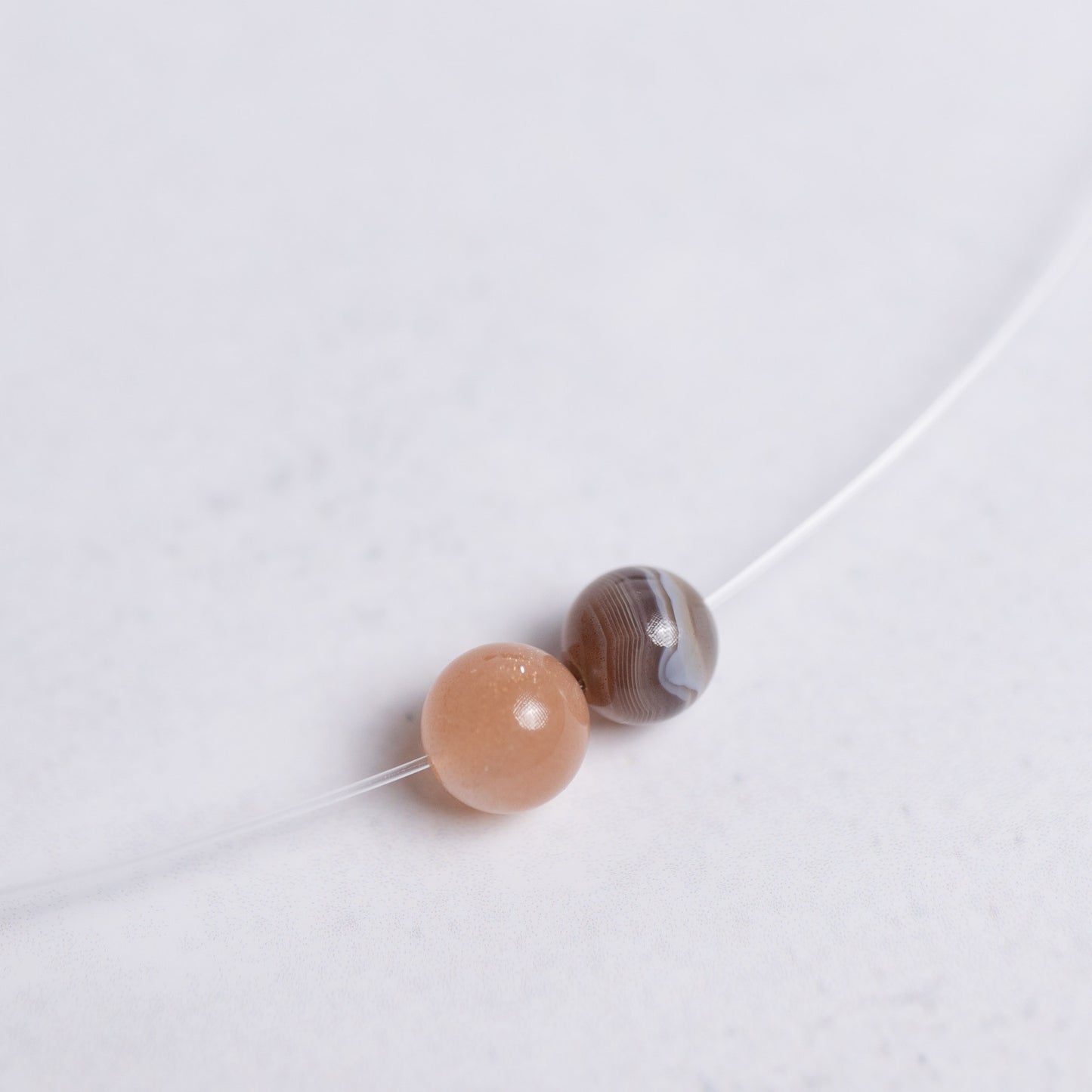 Mama Kollektion Kette mit Botswana Achat und rosé Mondstein – zarte transparente Nylonkette mit je einer 6mm Perle