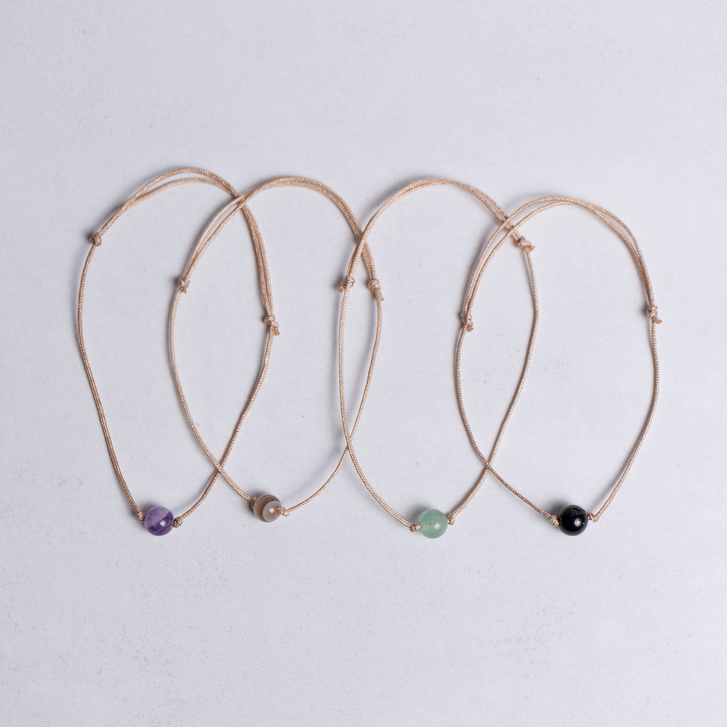 Nylon Armband mit einer 6mm Edelstein-Perle nach Wahl – individuell anpassbar, handgefertigt, verstellbar und einzigartig