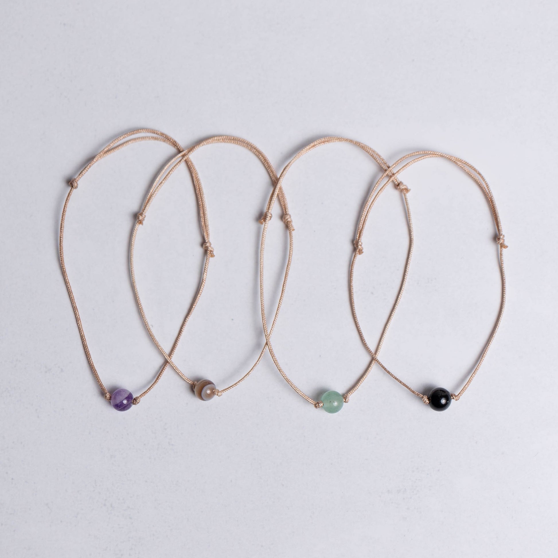 Nylon Armband mit einer 6mm Edelstein-Perle nach Wahl – individuell anpassbar, handgefertigt, verstellbar und einzigartig