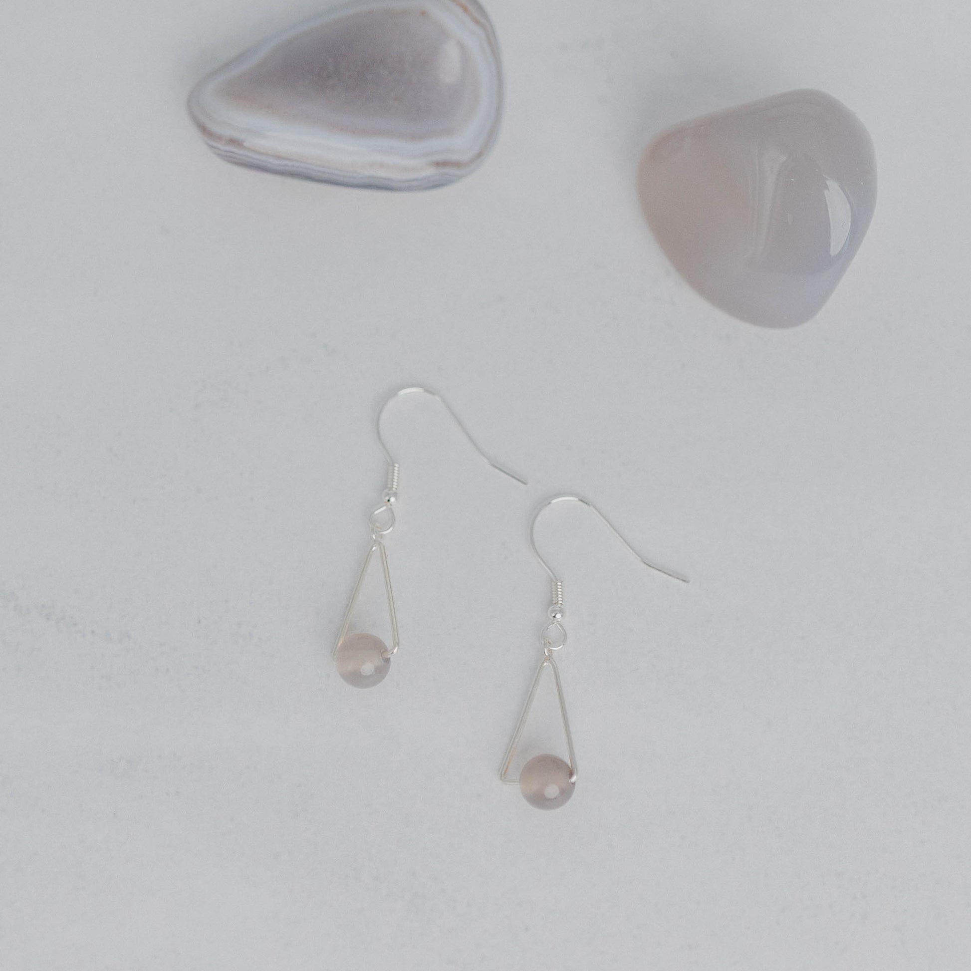 Handgefertigte Montara Ohrringe in Dreiecksform – inspiriert von der Bergform. Dezenter, moderner Edelsteinschmuck mit Achat. Einzigartige Begleiter von Moonlight Edelsteine.