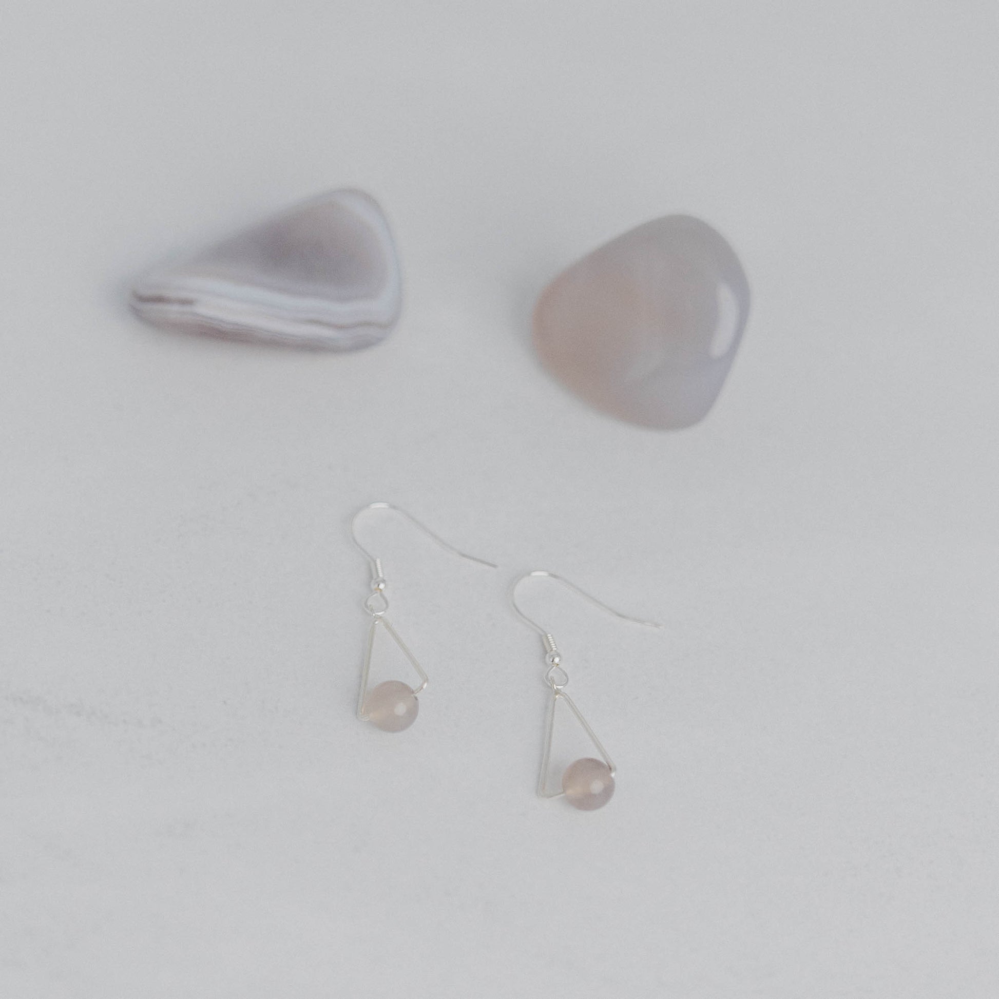 Handgefertigte Montara Ohrringe in Dreiecksform – inspiriert von der Bergform. Dezenter, moderner Edelsteinschmuck mit Achat. Einzigartige Begleiter von Moonlight Edelsteine.