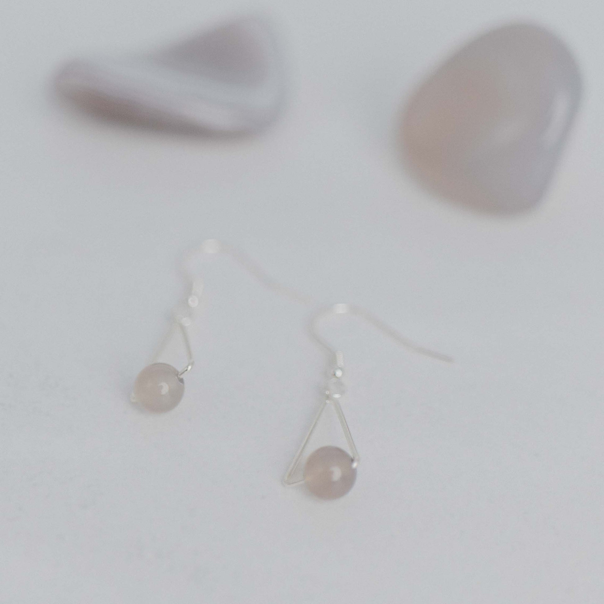 Handgefertigte Montara Ohrringe in Dreiecksform – inspiriert von der Bergform. Dezenter, moderner Edelsteinschmuck mit Achat. Einzigartige Begleiter von Moonlight Edelsteine.