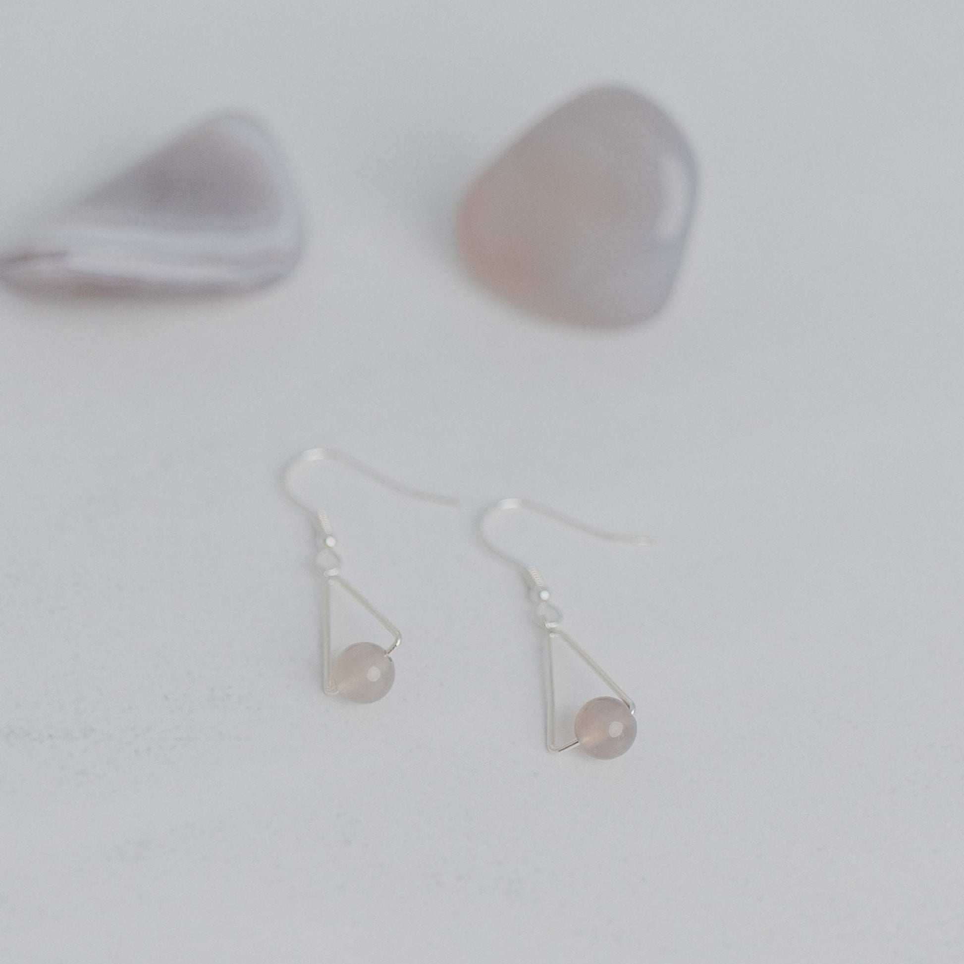 Handgefertigte Montara Ohrringe in Dreiecksform – inspiriert von der Bergform. Dezenter, moderner Edelsteinschmuck mit Achat. Einzigartige Begleiter von Moonlight Edelsteine.