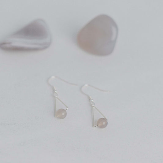 Handgefertigte Montara Ohrringe in Dreiecksform – inspiriert von der Bergform. Dezenter, moderner Edelsteinschmuck mit Achat. Einzigartige Begleiter von Moonlight Edelsteine.