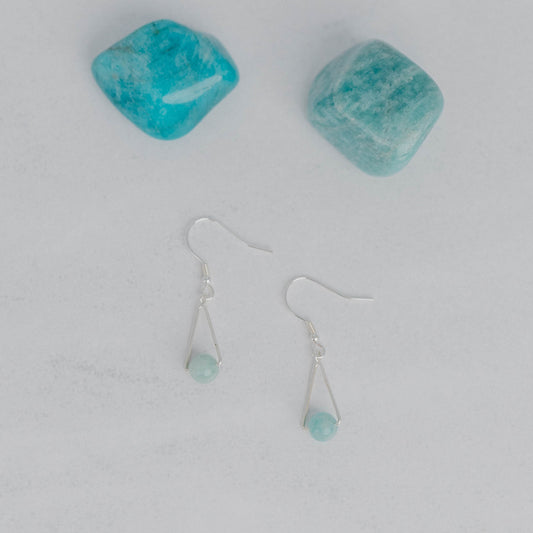 Handgefertigte Montara Ohrringe in Dreiecksform – inspiriert von der Bergform. Dezenter, moderner Edelsteinschmuck mit Amazonit. Einzigartige Begleiter von Moonlight Edelsteine.