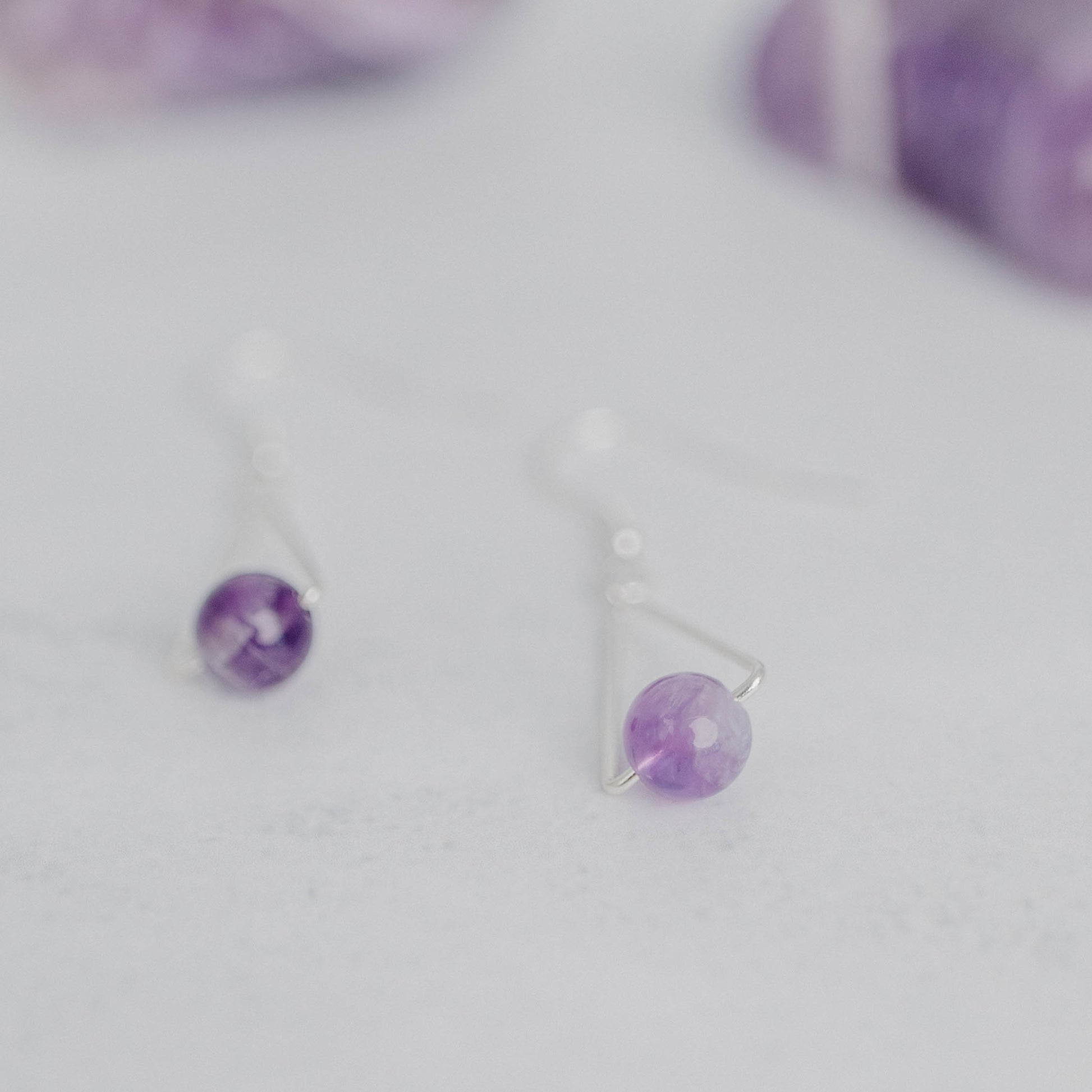 Handgefertigte Montara Ohrringe in Dreiecksform – inspiriert von der Bergform. Dezenter, moderner Edelsteinschmuck mit Amethyst. Einzigartige Begleiter von Moonlight Edelsteine.