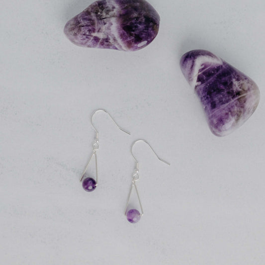 Handgefertigte Montara Ohrringe in Dreiecksform – inspiriert von der Bergform. Dezenter, moderner Edelsteinschmuck mit Amethyst. Einzigartige Begleiter von Moonlight Edelsteine.