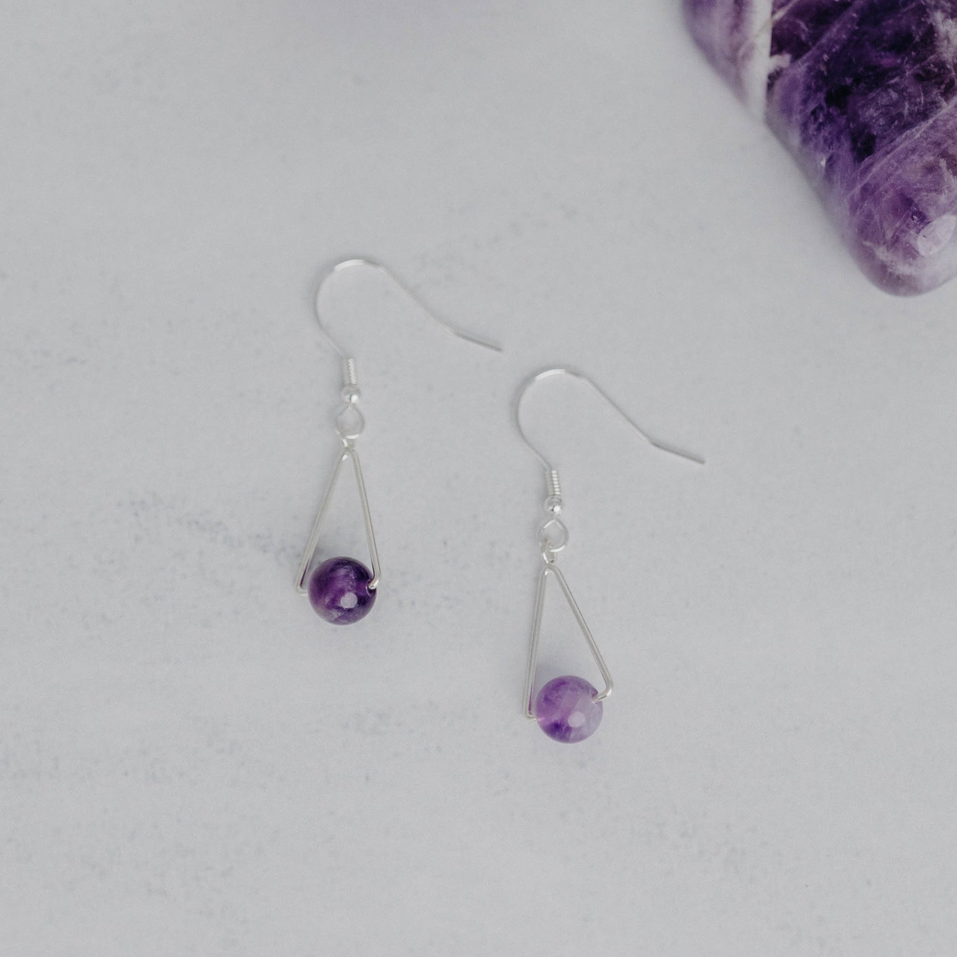 Handgefertigte Montara Ohrringe in Dreiecksform – inspiriert von der Bergform. Dezenter, moderner Edelsteinschmuck mit Amethyst. Einzigartige Begleiter von Moonlight Edelsteine.
