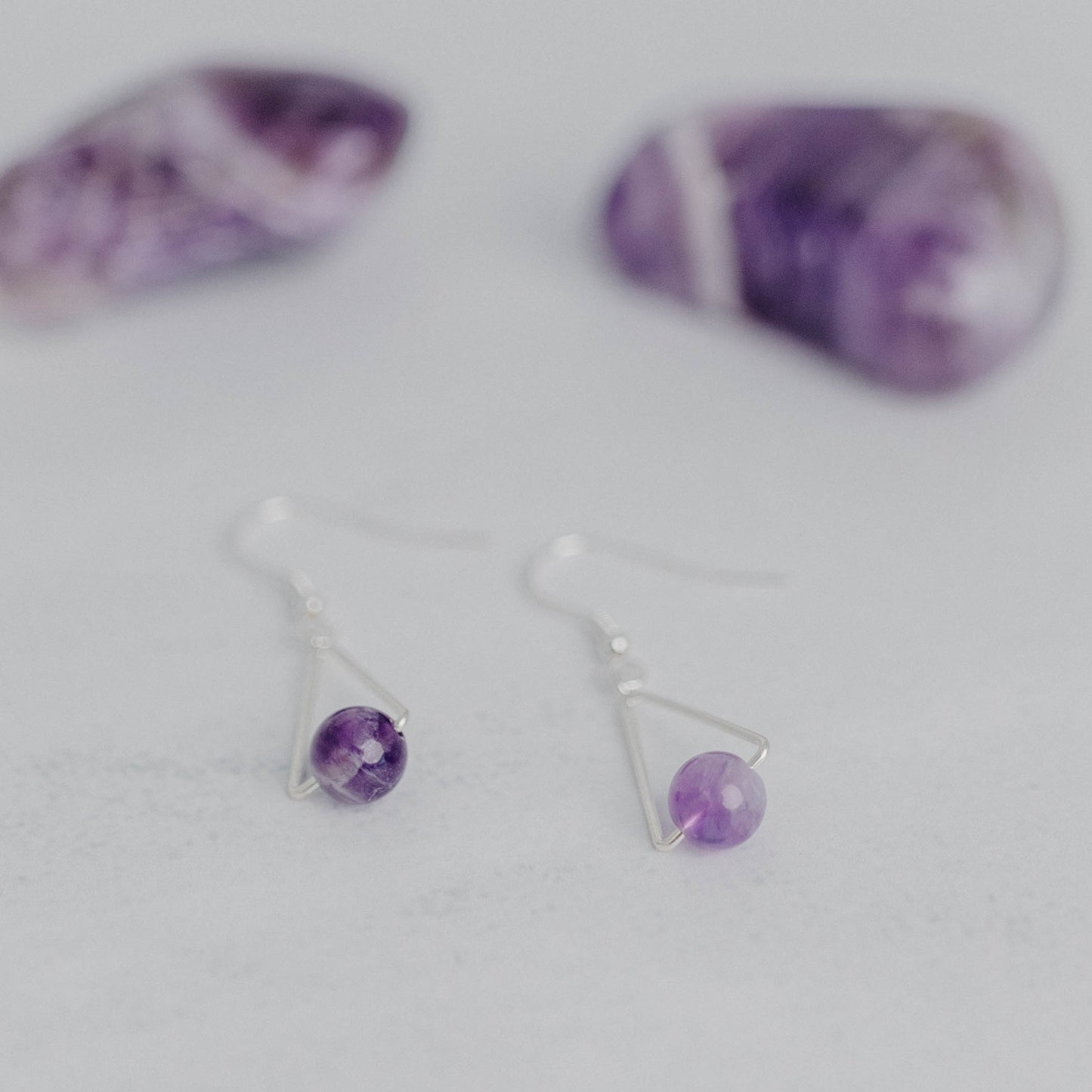 Handgefertigte Montara Ohrringe in Dreiecksform – inspiriert von der Bergform. Dezenter, moderner Edelsteinschmuck mit Amethyst. Einzigartige Begleiter von Moonlight Edelsteine.