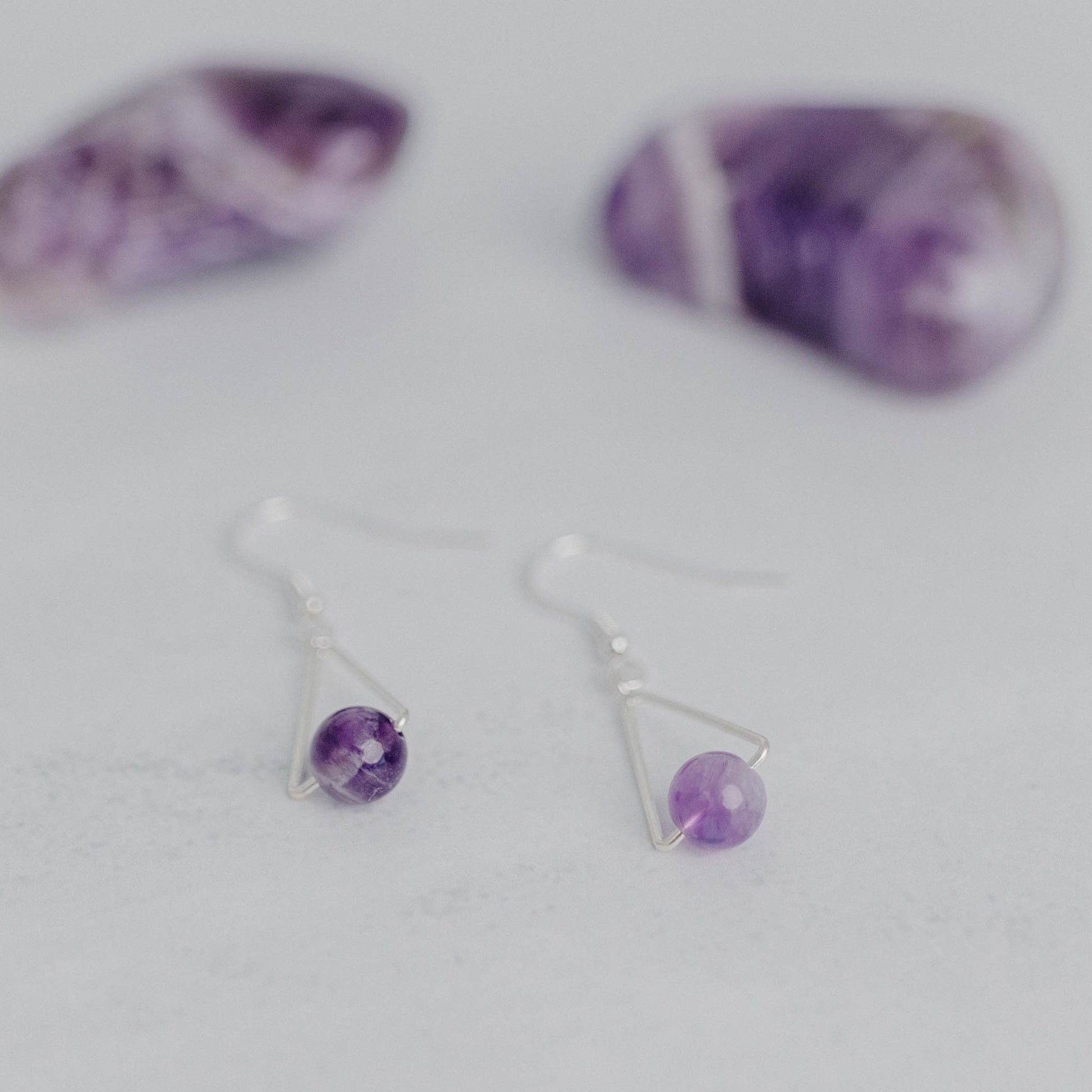 Handgefertigte Montara Ohrringe in Dreiecksform – inspiriert von der Bergform. Dezenter, moderner Edelsteinschmuck mit Amethyst. Einzigartige Begleiter von Moonlight Edelsteine.