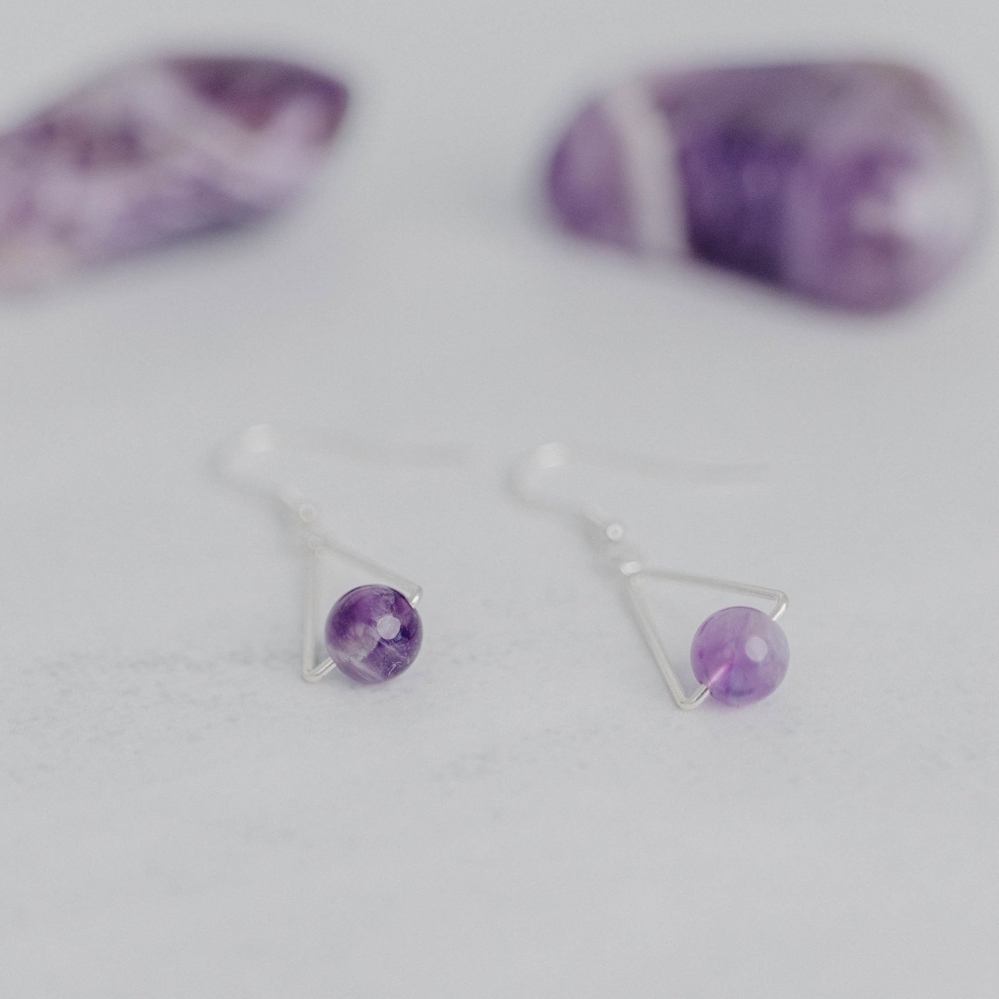 Handgefertigte Montara Ohrringe in Dreiecksform – inspiriert von der Bergform. Dezenter, moderner Edelsteinschmuck mit Amethyst. Einzigartige Begleiter von Moonlight Edelsteine.