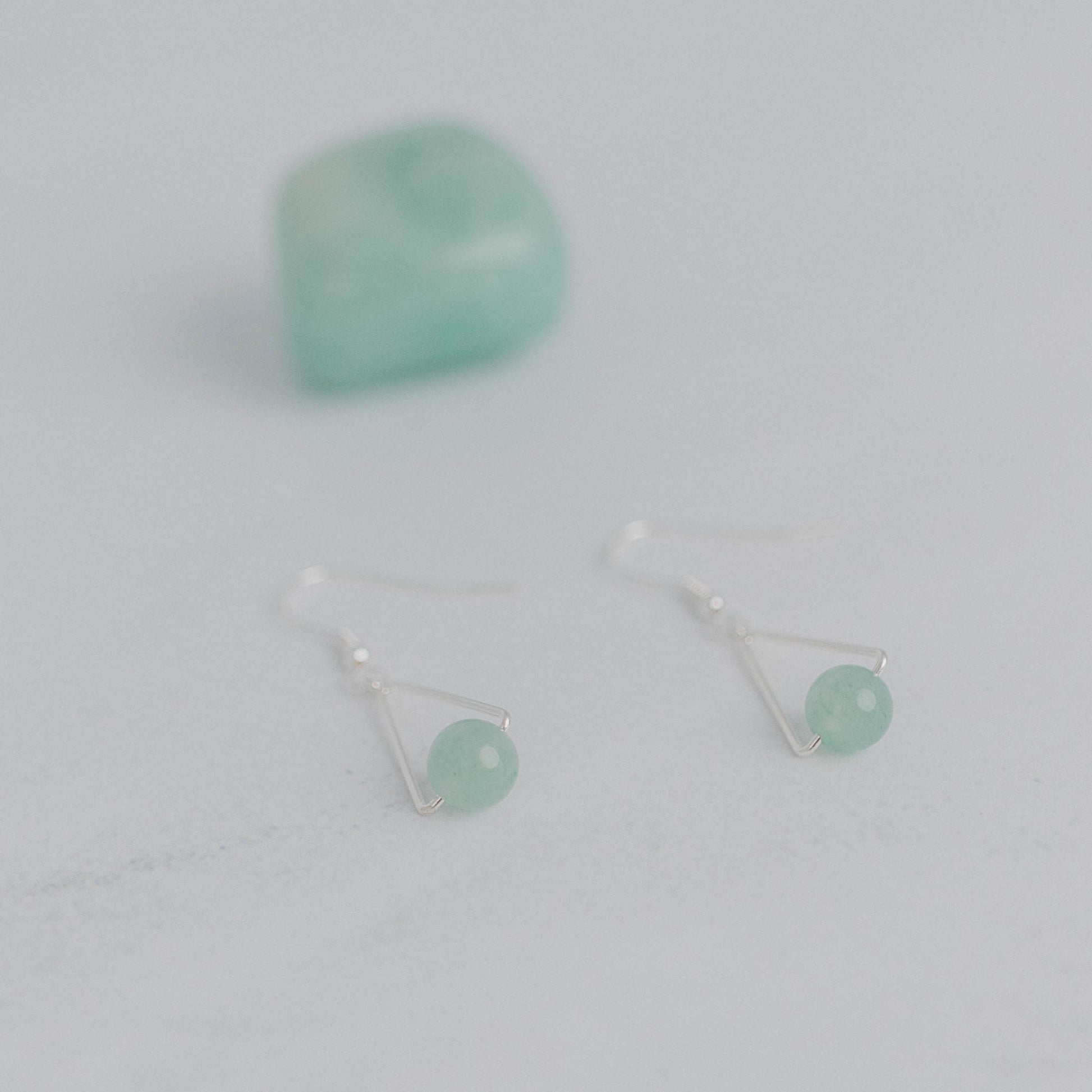 Handgefertigte Montara Ohrringe in Dreiecksform – inspiriert von der Bergform. Dezenter, moderner Edelsteinschmuck mit Aventurin. Einzigartige Begleiter von Moonlight Edelsteine.