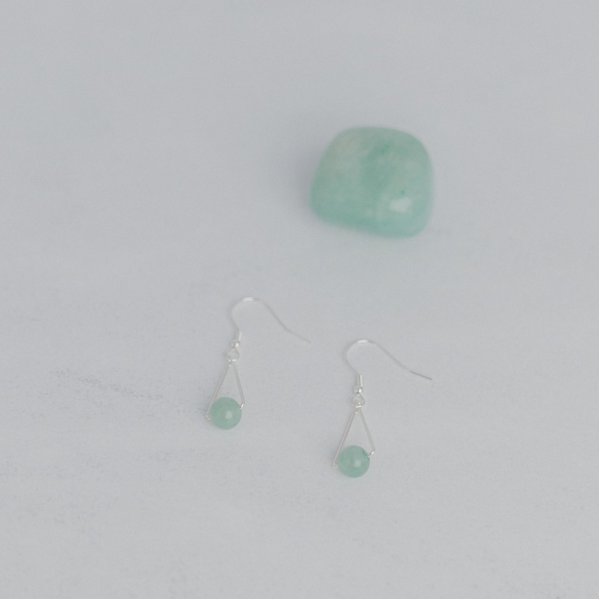 Handgefertigte Montara Ohrringe in Dreiecksform – inspiriert von der Bergform. Dezenter, moderner Edelsteinschmuck mit Aventurin. Einzigartige Begleiter von Moonlight Edelsteine.