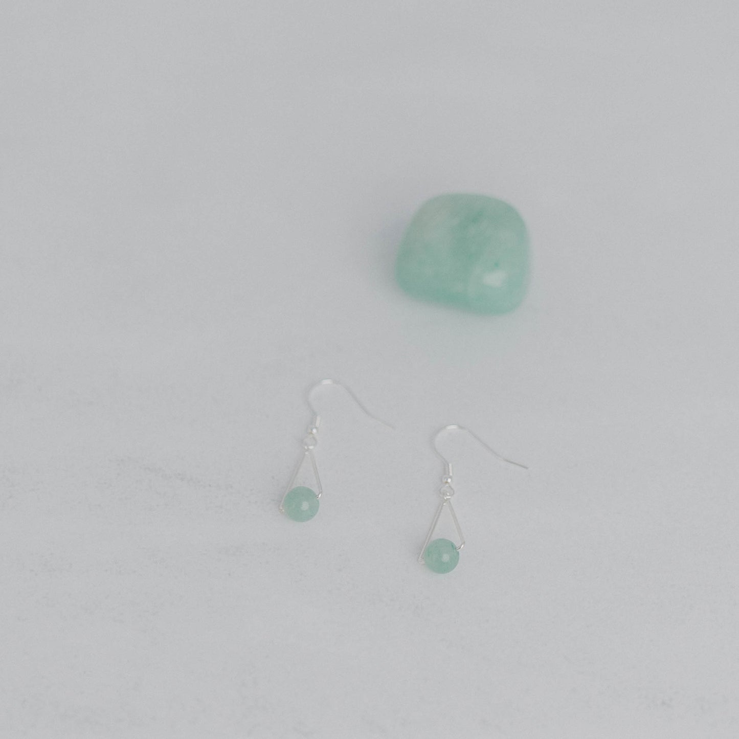 Handgefertigte Montara Ohrringe in Dreiecksform – inspiriert von der Bergform. Dezenter, moderner Edelsteinschmuck mit Aventurin. Einzigartige Begleiter von Moonlight Edelsteine.