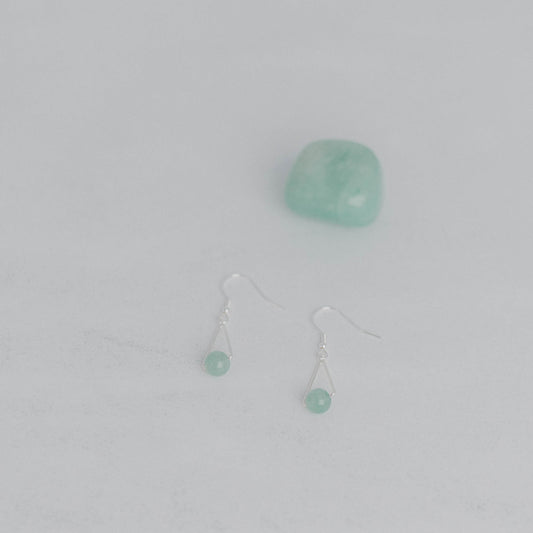 Handgefertigte Montara Ohrringe in Dreiecksform – inspiriert von der Bergform. Dezenter, moderner Edelsteinschmuck mit Aventurin. Einzigartige Begleiter von Moonlight Edelsteine.