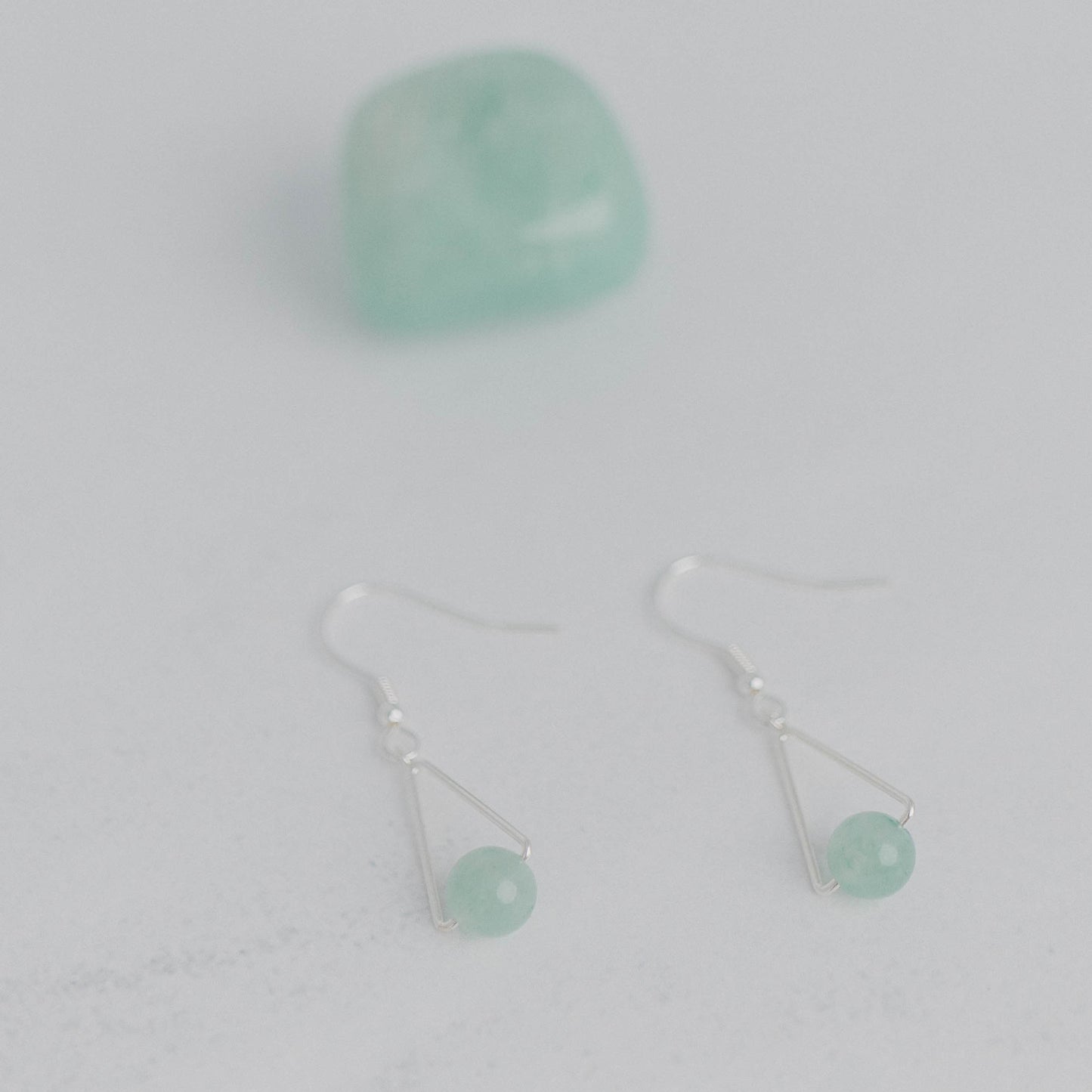 Handgefertigte Montara Ohrringe in Dreiecksform – inspiriert von der Bergform. Dezenter, moderner Edelsteinschmuck mit Aventurin. Einzigartige Begleiter von Moonlight Edelsteine.
