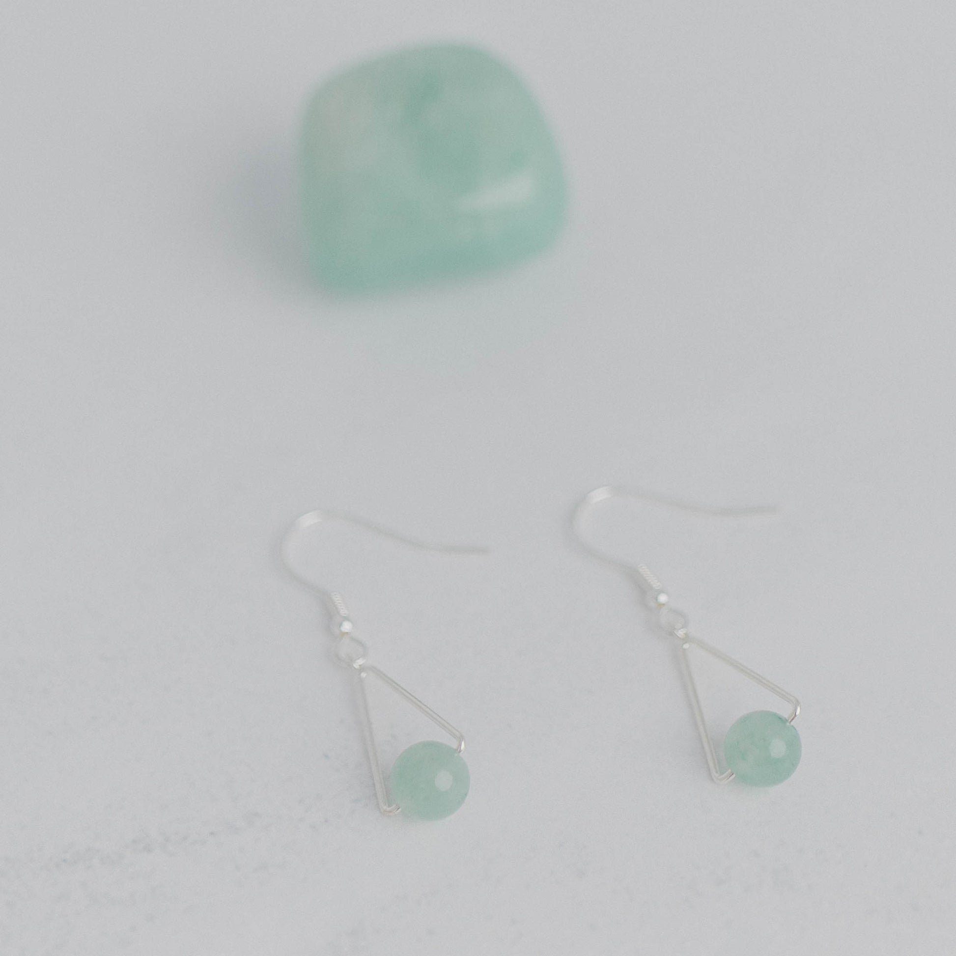 Handgefertigte Montara Ohrringe in Dreiecksform – inspiriert von der Bergform. Dezenter, moderner Edelsteinschmuck mit Aventurin. Einzigartige Begleiter von Moonlight Edelsteine.