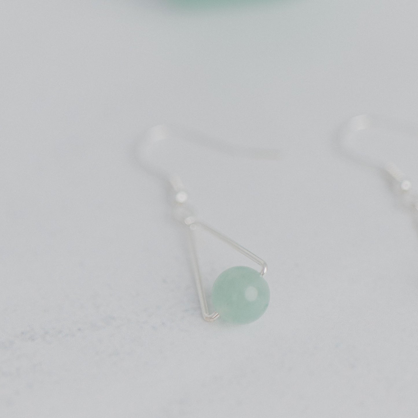 Handgefertigte Montara Ohrringe in Dreiecksform – inspiriert von der Bergform. Dezenter, moderner Edelsteinschmuck mit Aventurin. Einzigartige Begleiter von Moonlight Edelsteine.