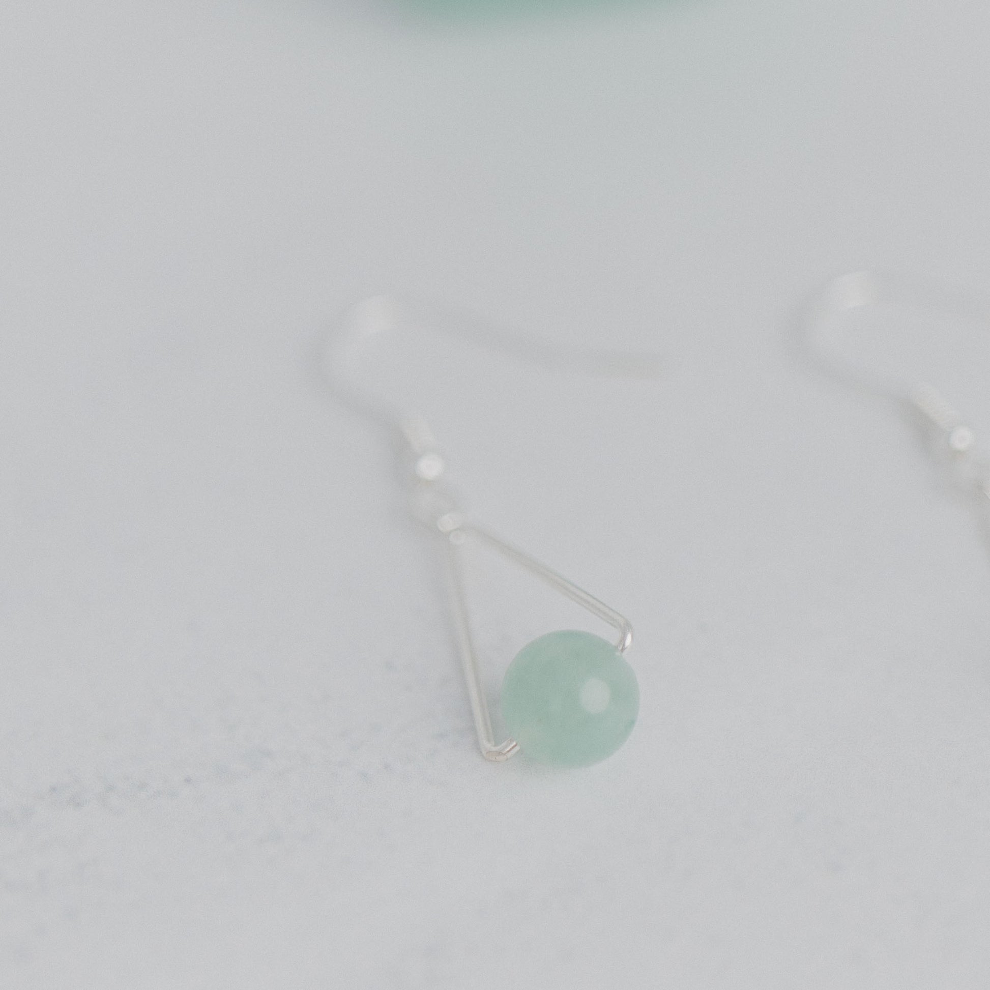 Handgefertigte Montara Ohrringe in Dreiecksform – inspiriert von der Bergform. Dezenter, moderner Edelsteinschmuck mit Aventurin. Einzigartige Begleiter von Moonlight Edelsteine.