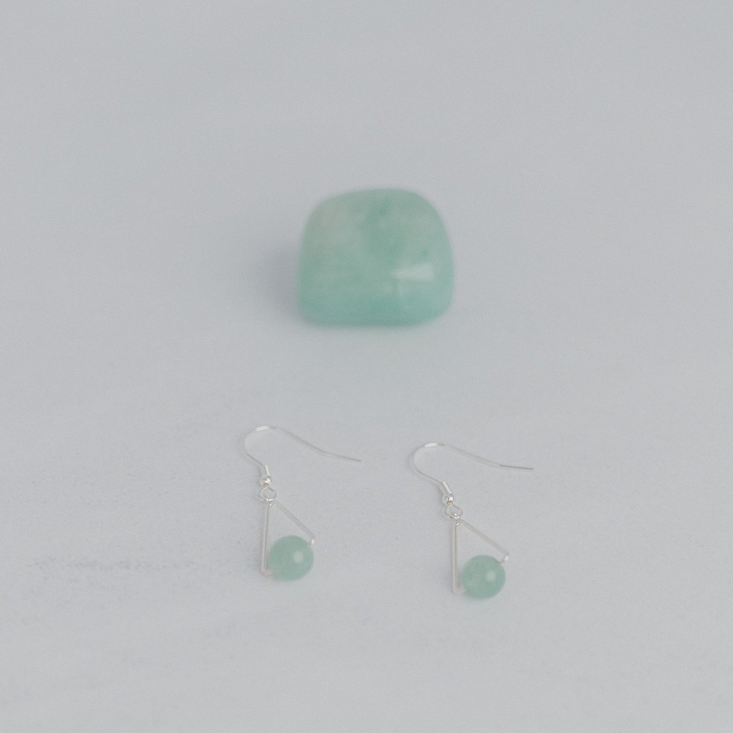 Handgefertigte Montara Ohrringe in Dreiecksform – inspiriert von der Bergform. Dezenter, moderner Edelsteinschmuck mit Aventurin. Einzigartige Begleiter von Moonlight Edelsteine.