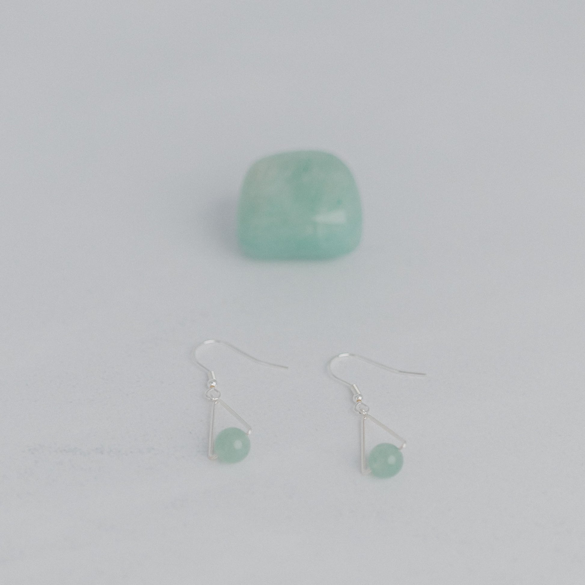 Handgefertigte Montara Ohrringe in Dreiecksform – inspiriert von der Bergform. Dezenter, moderner Edelsteinschmuck mit Aventurin. Einzigartige Begleiter von Moonlight Edelsteine.