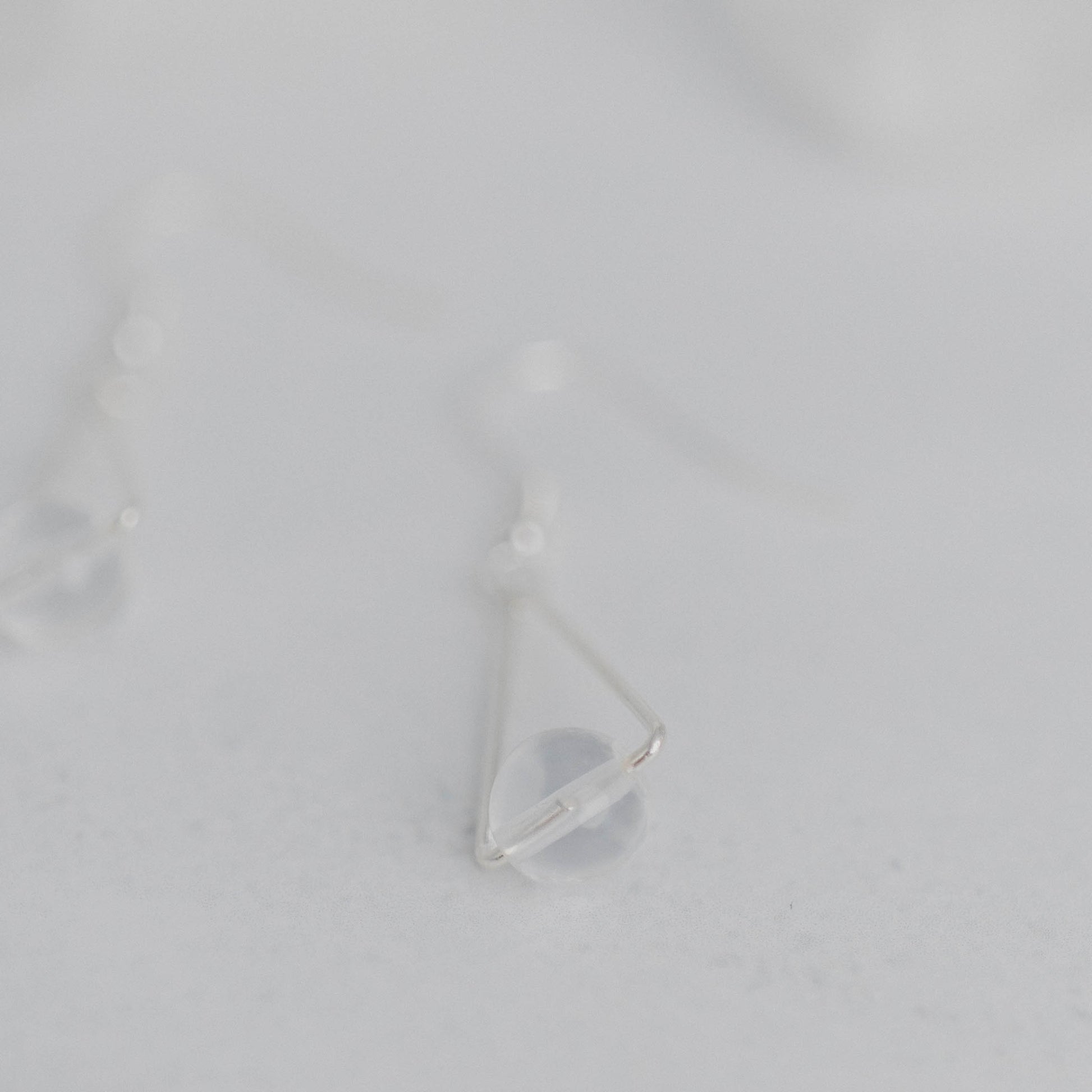 Handgefertigte Montara Ohrringe in Dreiecksform – inspiriert von der Bergform. Dezenter, moderner Edelsteinschmuck mit Bergkristall. Einzigartige Begleiter von Moonlight Edelsteine.