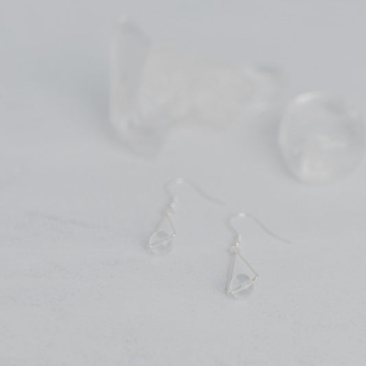 Handgefertigte Montara Ohrringe in Dreiecksform – inspiriert von der Bergform. Dezenter, moderner Edelsteinschmuck mit Bergkristall. Einzigartige Begleiter von Moonlight Edelsteine.