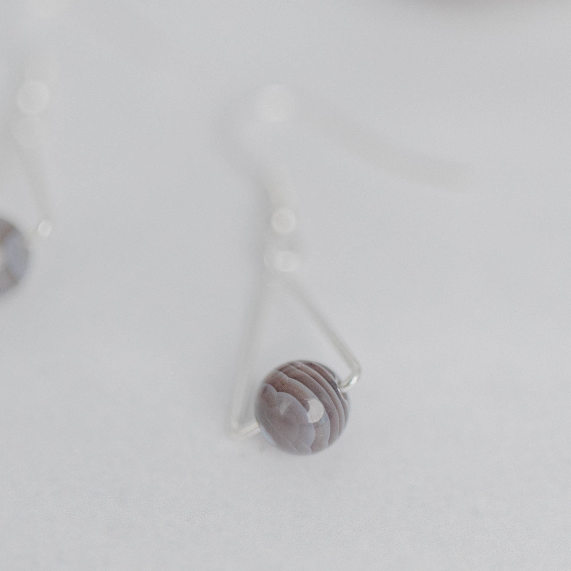 Handgefertigte Montara Ohrringe in Dreiecksform – inspiriert von der Bergform. Dezenter, moderner Edelsteinschmuck mit Botswana Achat. Einzigartige Begleiter von Moonlight Edelsteine.