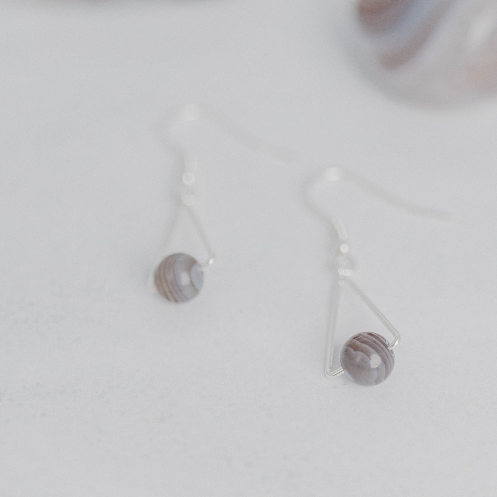 Handgefertigte Montara Ohrringe in Dreiecksform – inspiriert von der Bergform. Dezenter, moderner Edelsteinschmuck mit Botswana Achat. Einzigartige Begleiter von Moonlight Edelsteine.