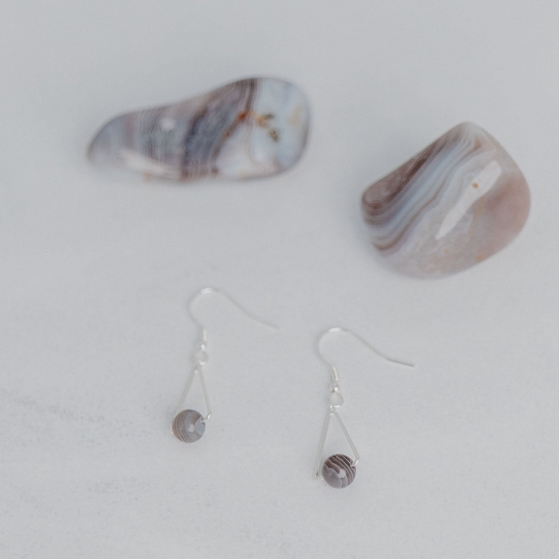 Handgefertigte Montara Ohrringe in Dreiecksform – inspiriert von der Bergform. Dezenter, moderner Edelsteinschmuck mit Botswana Achat. Einzigartige Begleiter von Moonlight Edelsteine.