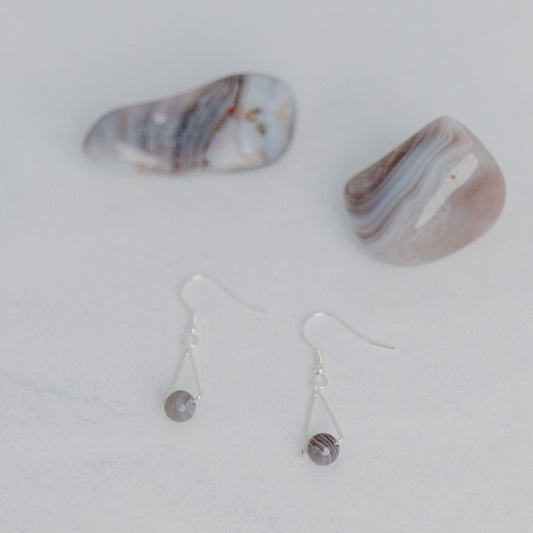 Handgefertigte Montara Ohrringe in Dreiecksform – inspiriert von der Bergform. Dezenter, moderner Edelsteinschmuck mit Botswana Achat. Einzigartige Begleiter von Moonlight Edelsteine.
