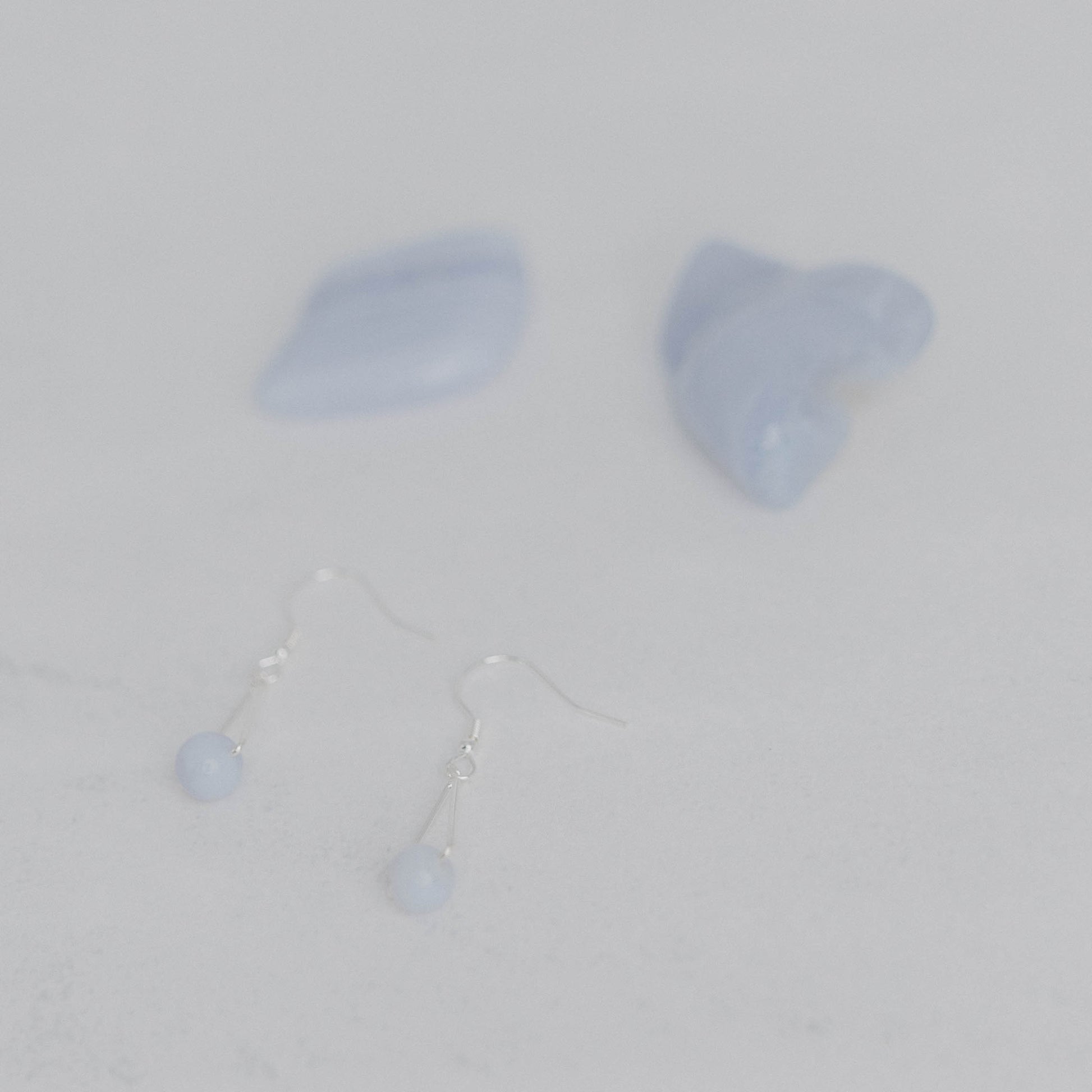Handgefertigte Montara Ohrringe in Dreiecksform – inspiriert von der Bergform. Dezenter, moderner Edelsteinschmuck mit Chalcedon. Einzigartige Begleiter von Moonlight Edelsteine