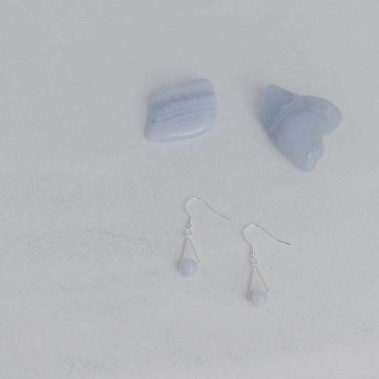 Handgefertigte Montara Ohrringe in Dreiecksform – inspiriert von der Bergform. Dezenter, moderner Edelsteinschmuck mit Chalcedon. Einzigartige Begleiter von Moonlight Edelsteine