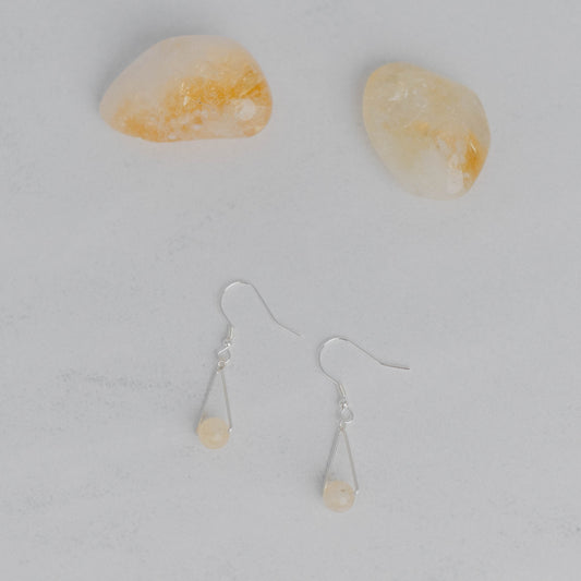 Handgefertigte Montara Ohrringe in Dreiecksform – inspiriert von der Bergform. Dezenter, moderner Edelsteinschmuck mit Citrin. Einzigartige Begleiter von Moonlight Edelsteine