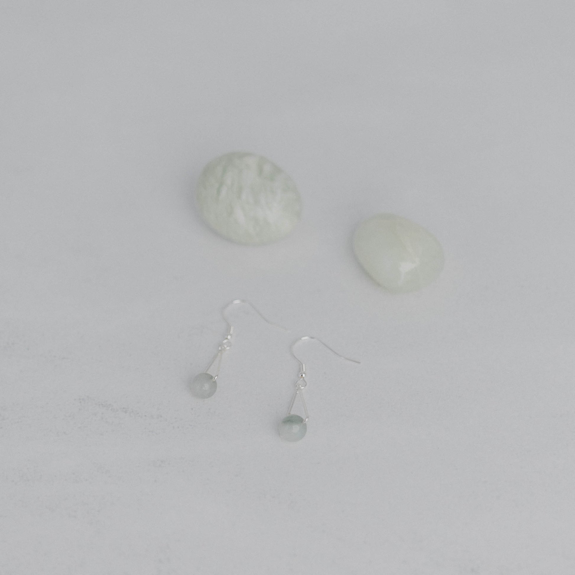 Handgefertigte Montara Ohrringe in Dreiecksform – inspiriert von der Bergform. Dezenter, moderner Edelsteinschmuck mit Jade. Einzigartige Begleiter von Moonlight Edelsteine.
