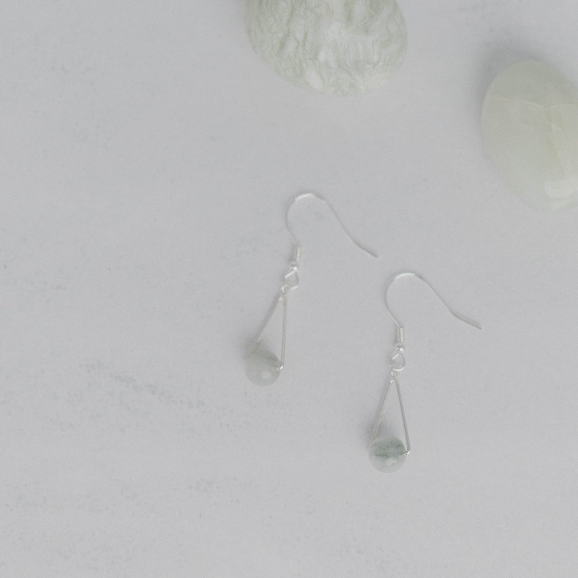 Handgefertigte Montara Ohrringe in Dreiecksform – inspiriert von der Bergform. Dezenter, moderner Edelsteinschmuck mit Jade. Einzigartige Begleiter von Moonlight Edelsteine.