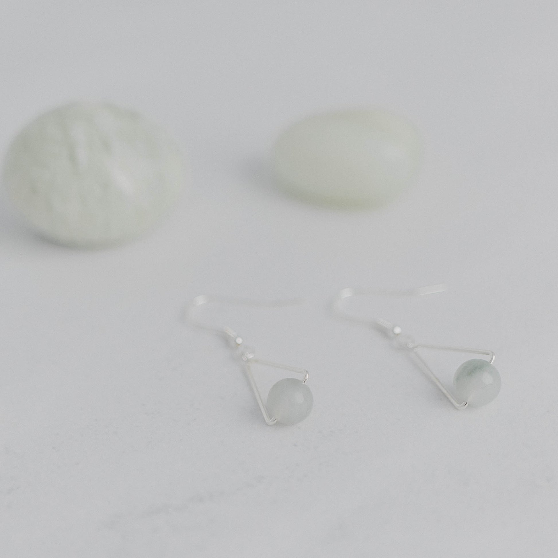 Handgefertigte Montara Ohrringe in Dreiecksform – inspiriert von der Bergform. Dezenter, moderner Edelsteinschmuck mit Jade. Einzigartige Begleiter von Moonlight Edelsteine.