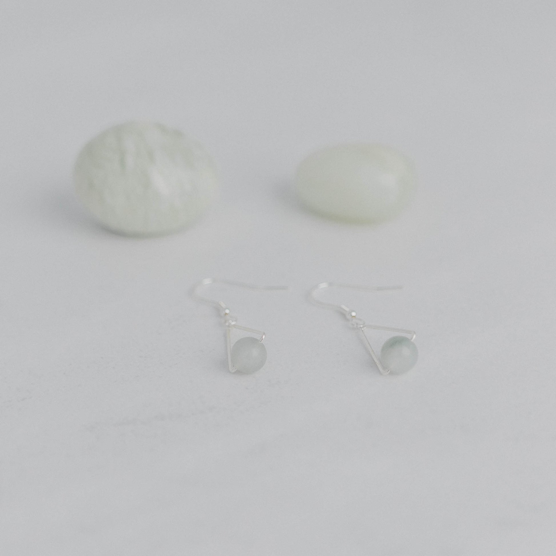 Handgefertigte Montara Ohrringe in Dreiecksform – inspiriert von der Bergform. Dezenter, moderner Edelsteinschmuck mit Jade. Einzigartige Begleiter von Moonlight Edelsteine.
