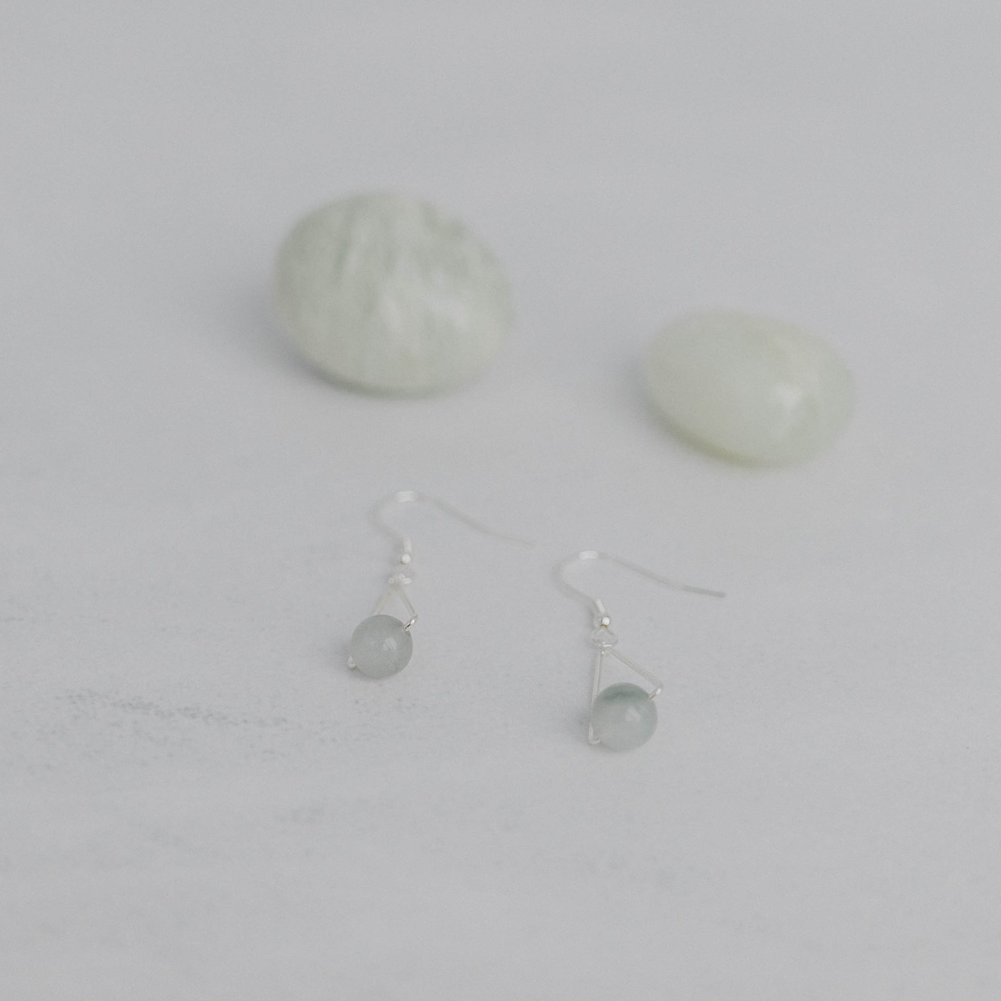 Handgefertigte Montara Ohrringe in Dreiecksform – inspiriert von der Bergform. Dezenter, moderner Edelsteinschmuck mit Jade. Einzigartige Begleiter von Moonlight Edelsteine.