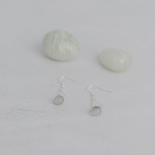 Handgefertigte Montara Ohrringe in Dreiecksform – inspiriert von der Bergform. Dezenter, moderner Edelsteinschmuck mit Jade. Einzigartige Begleiter von Moonlight Edelsteine.
