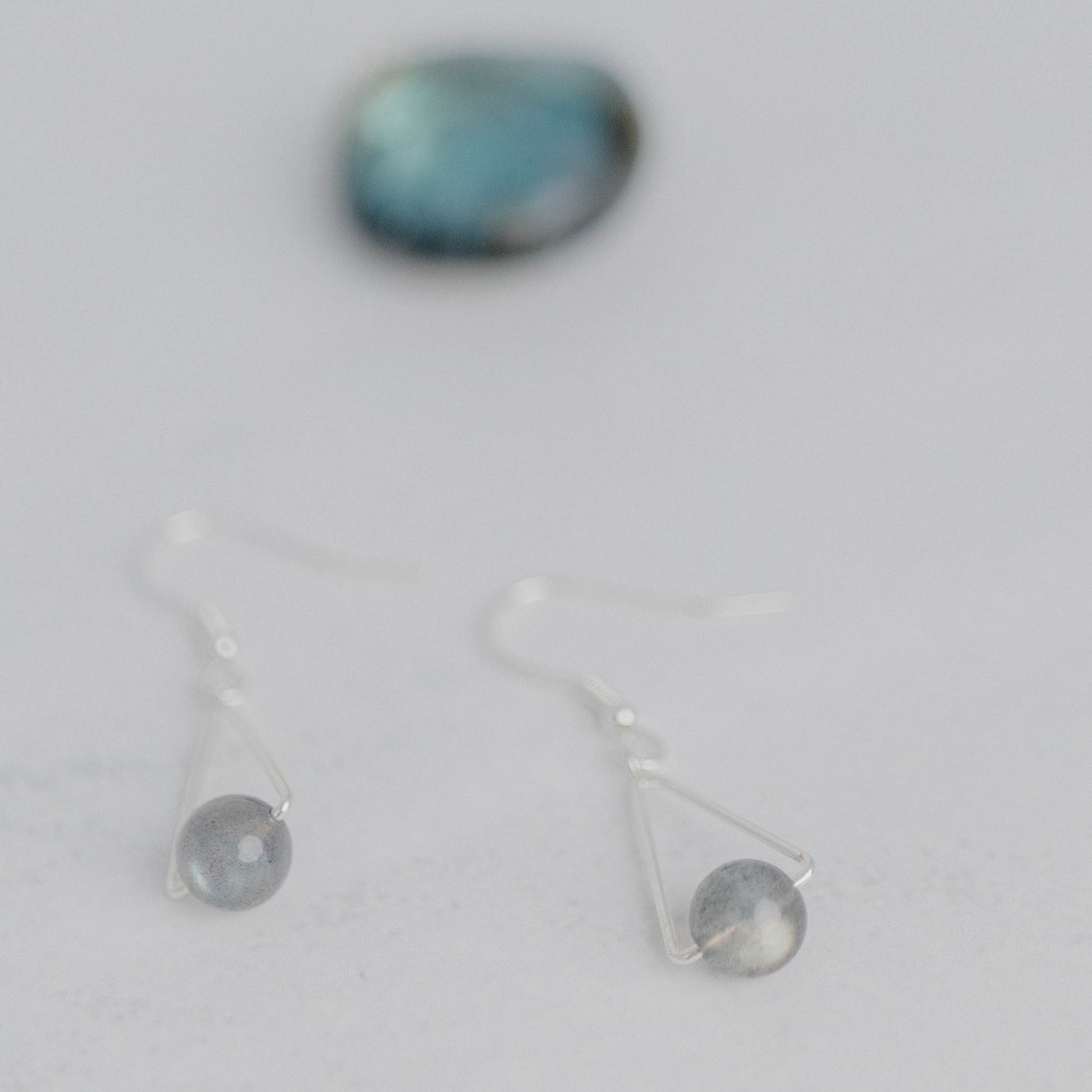 Handgefertigte Montara Ohrringe in Dreiecksform – inspiriert von der Bergform. Dezenter, moderner Edelsteinschmuck mit Labradorit. Einzigartige Begleiter von Moonlight Edelsteine.