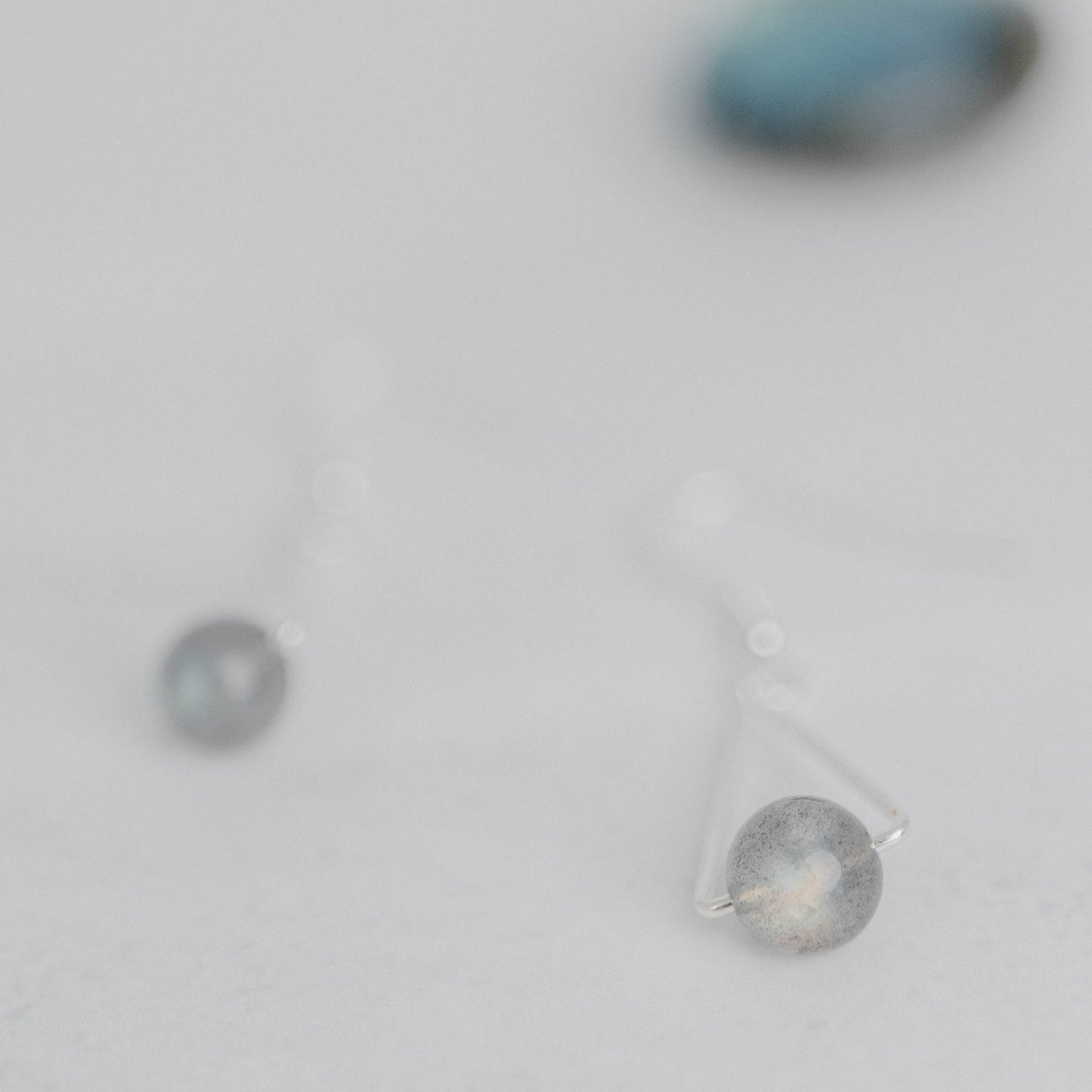 Handgefertigte Montara Ohrringe in Dreiecksform – inspiriert von der Bergform. Dezenter, moderner Edelsteinschmuck mit Labradorit. Einzigartige Begleiter von Moonlight Edelsteine.