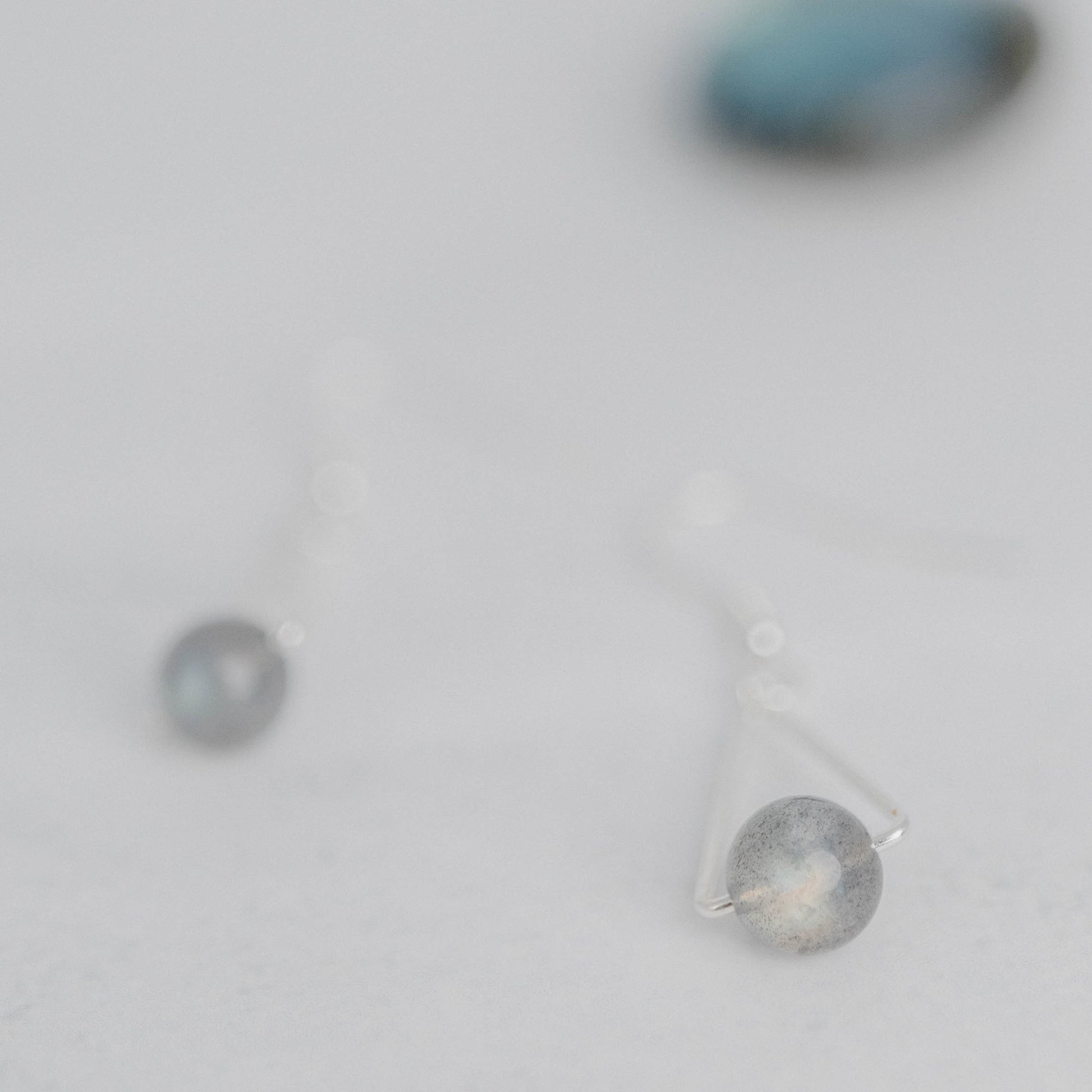 Handgefertigte Montara Ohrringe in Dreiecksform – inspiriert von der Bergform. Dezenter, moderner Edelsteinschmuck mit Labradorit. Einzigartige Begleiter von Moonlight Edelsteine.
