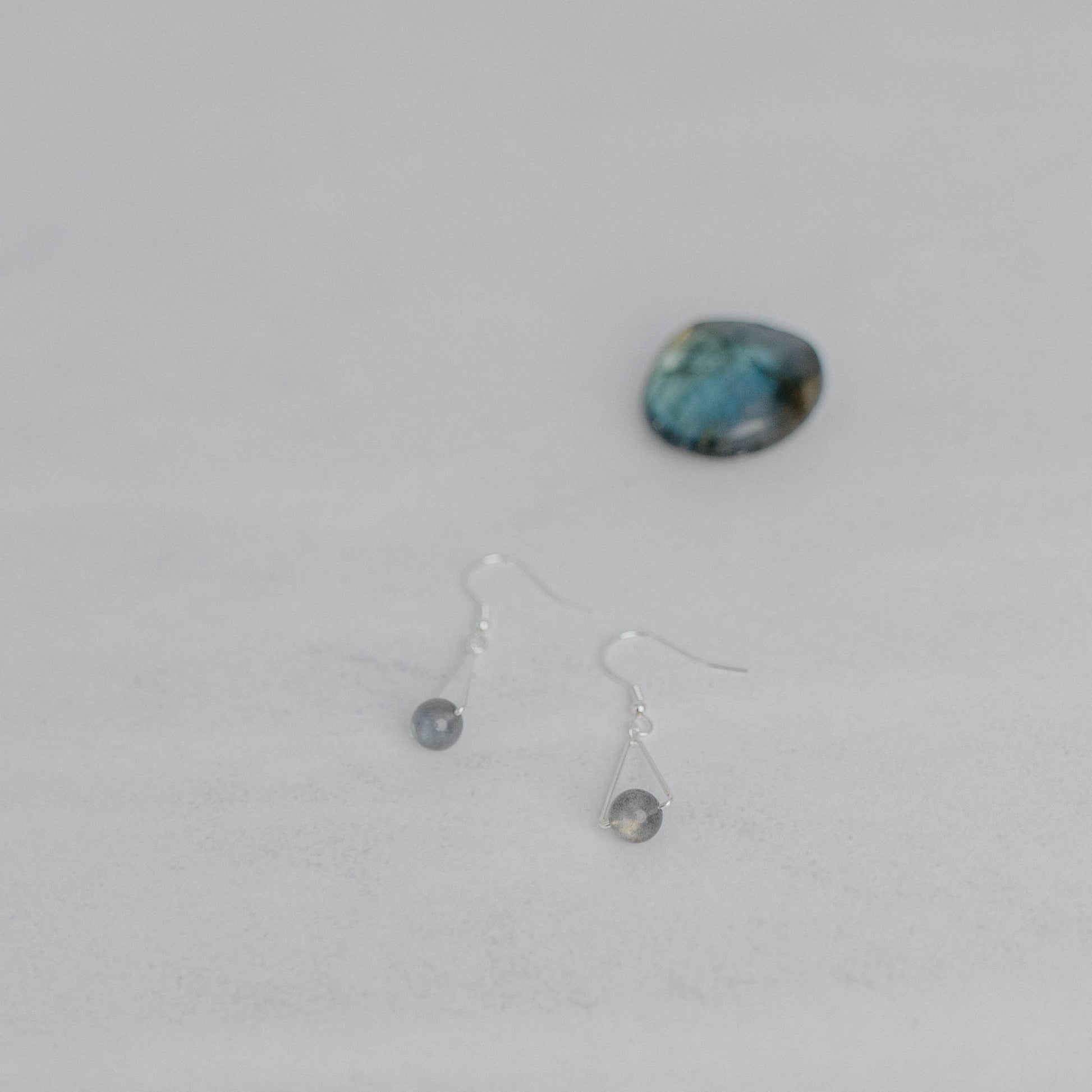 Handgefertigte Montara Ohrringe in Dreiecksform – inspiriert von der Bergform. Dezenter, moderner Edelsteinschmuck mit Labradorit. Einzigartige Begleiter von Moonlight Edelsteine.