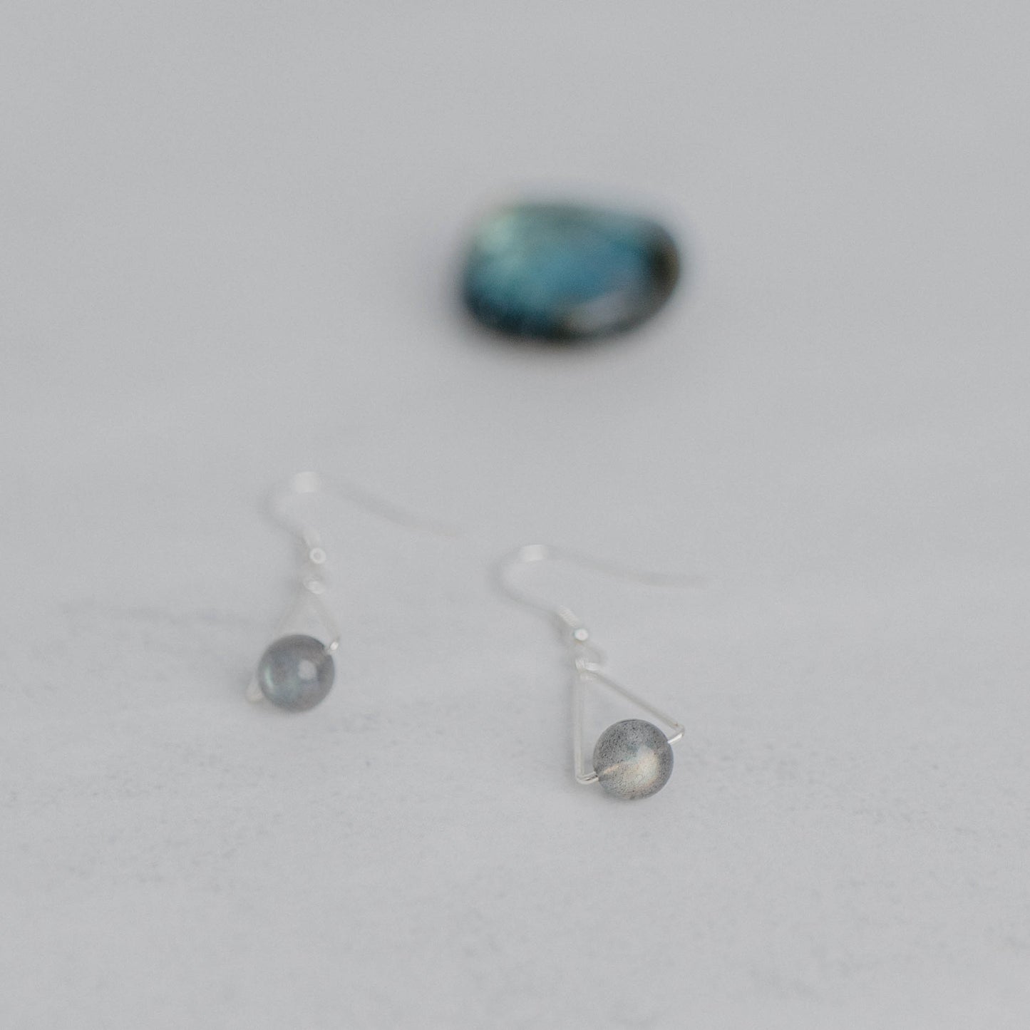 Handgefertigte Montara Ohrringe in Dreiecksform – inspiriert von der Bergform. Dezenter, moderner Edelsteinschmuck mit Labradorit. Einzigartige Begleiter von Moonlight Edelsteine.