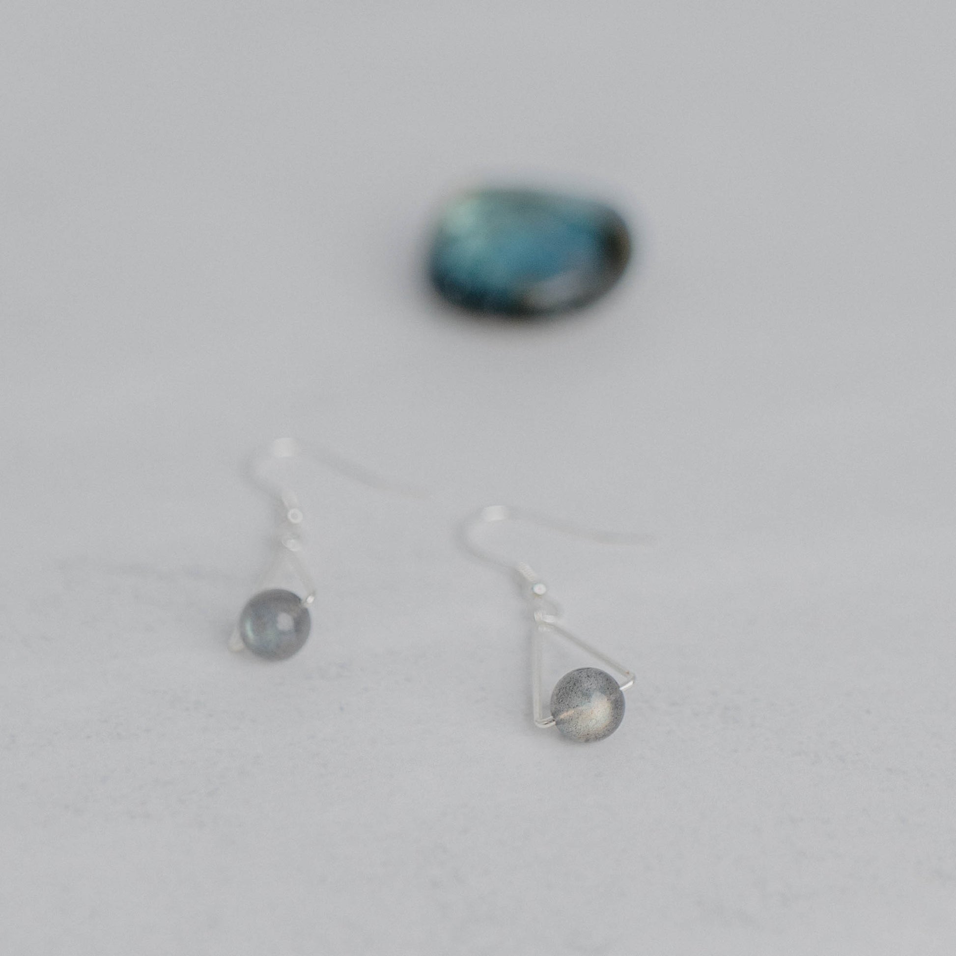 Handgefertigte Montara Ohrringe in Dreiecksform – inspiriert von der Bergform. Dezenter, moderner Edelsteinschmuck mit Labradorit. Einzigartige Begleiter von Moonlight Edelsteine.